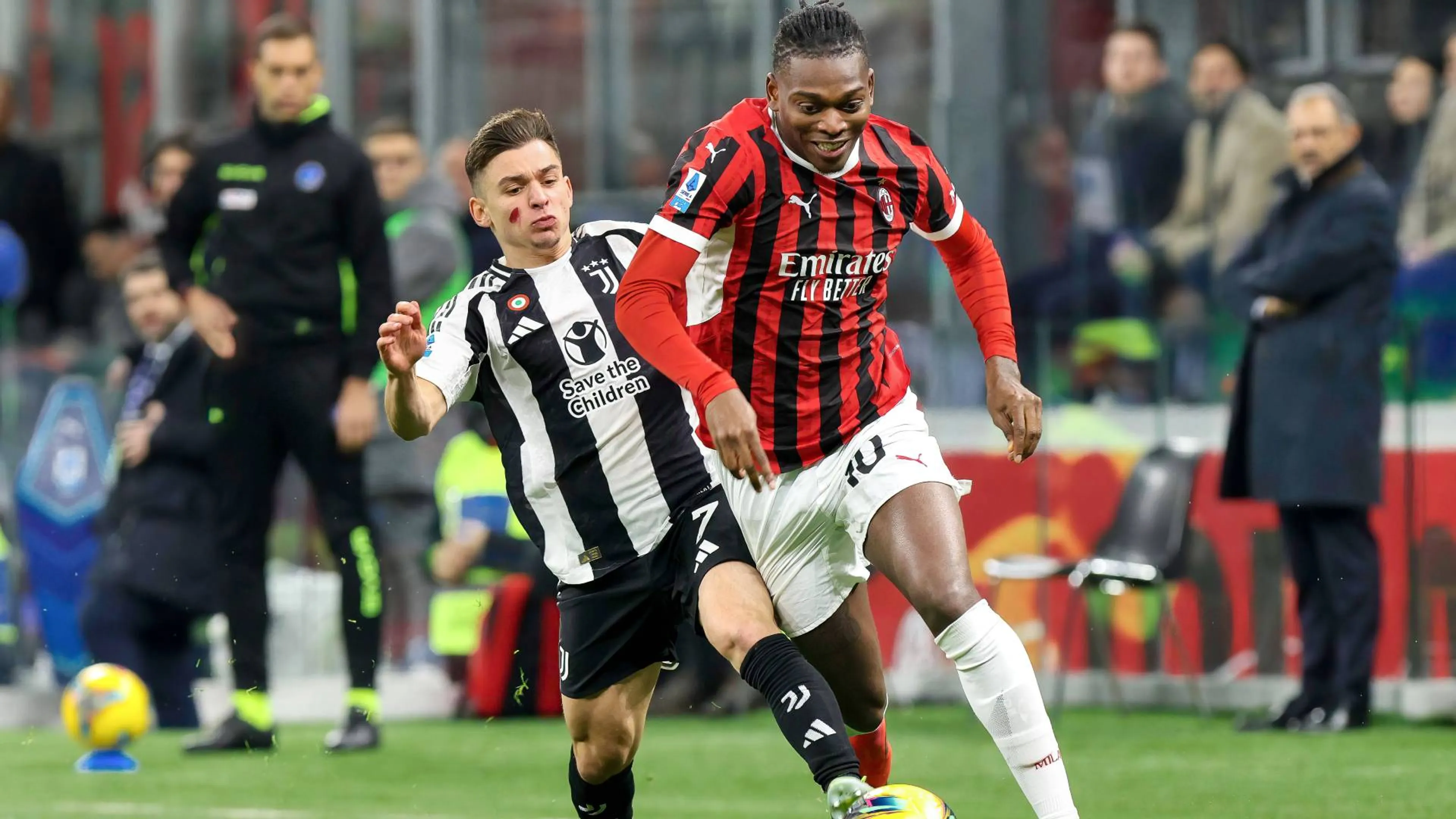 Copertina di Juventus-Milan, le formazioni ufficiali: Motta sorprende, Conceicao punta su Abraham