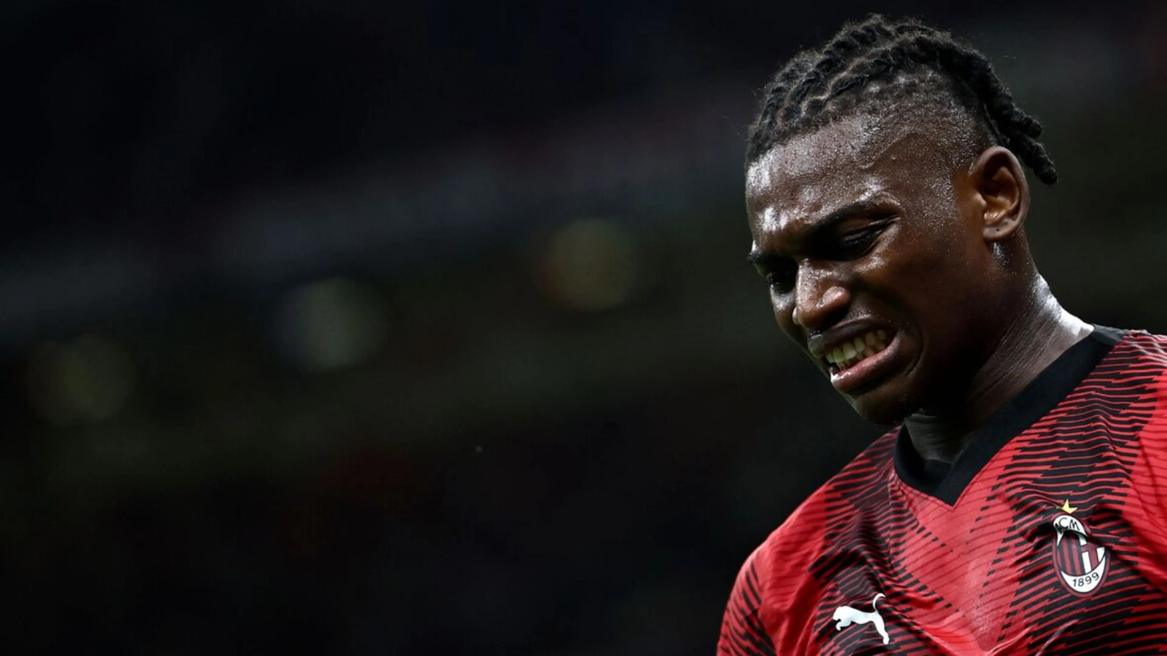 Copertina di Milan, Leao infortunato dopo il pestone di Schuurs: quanto è grave l'infortunio e quando torna in campo?