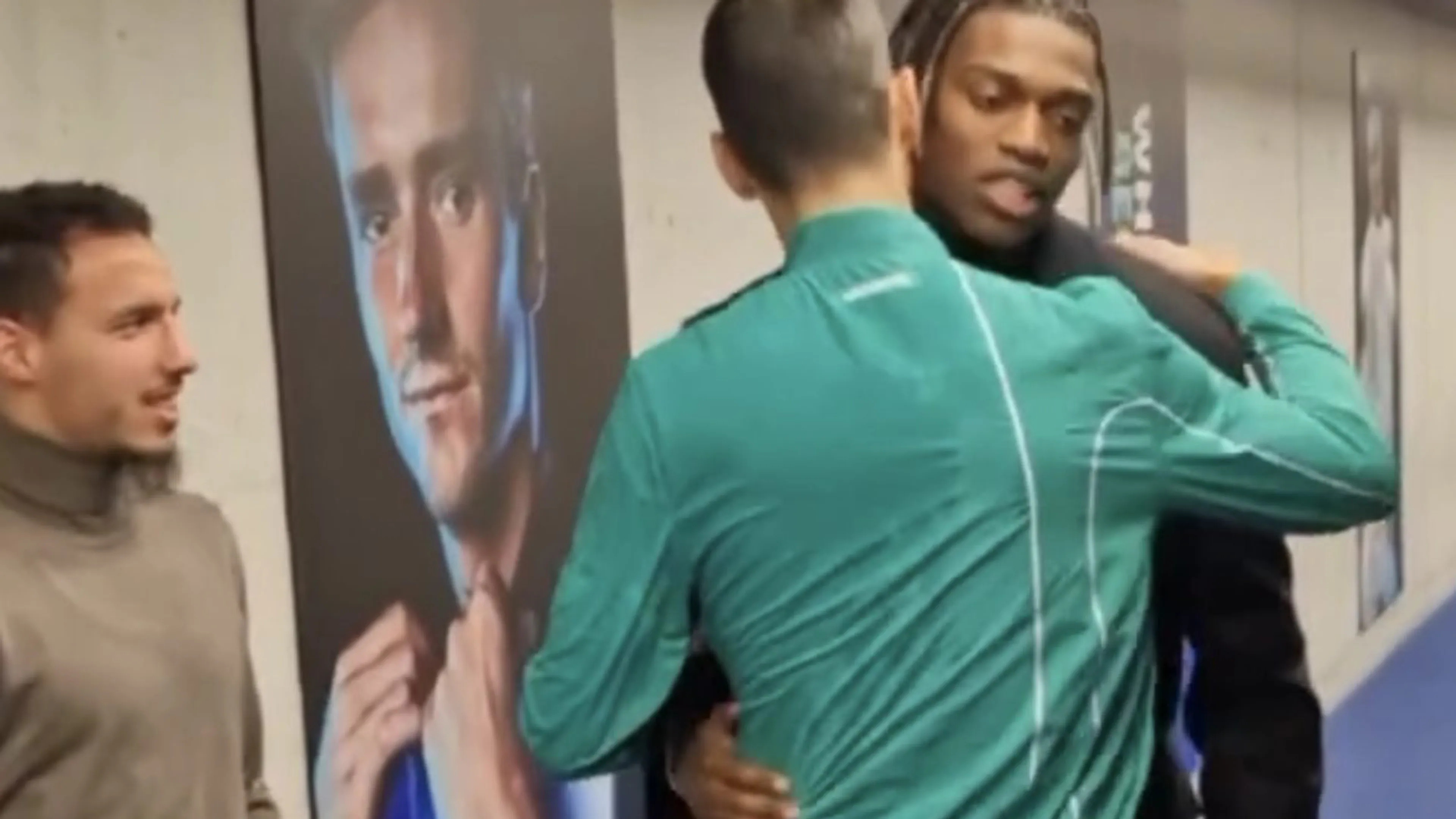 Copertina di Leao e Bennacer aspettano Djokovic nel tunnel: il tennista parla solo con il 10 del Milan (VIDEO)