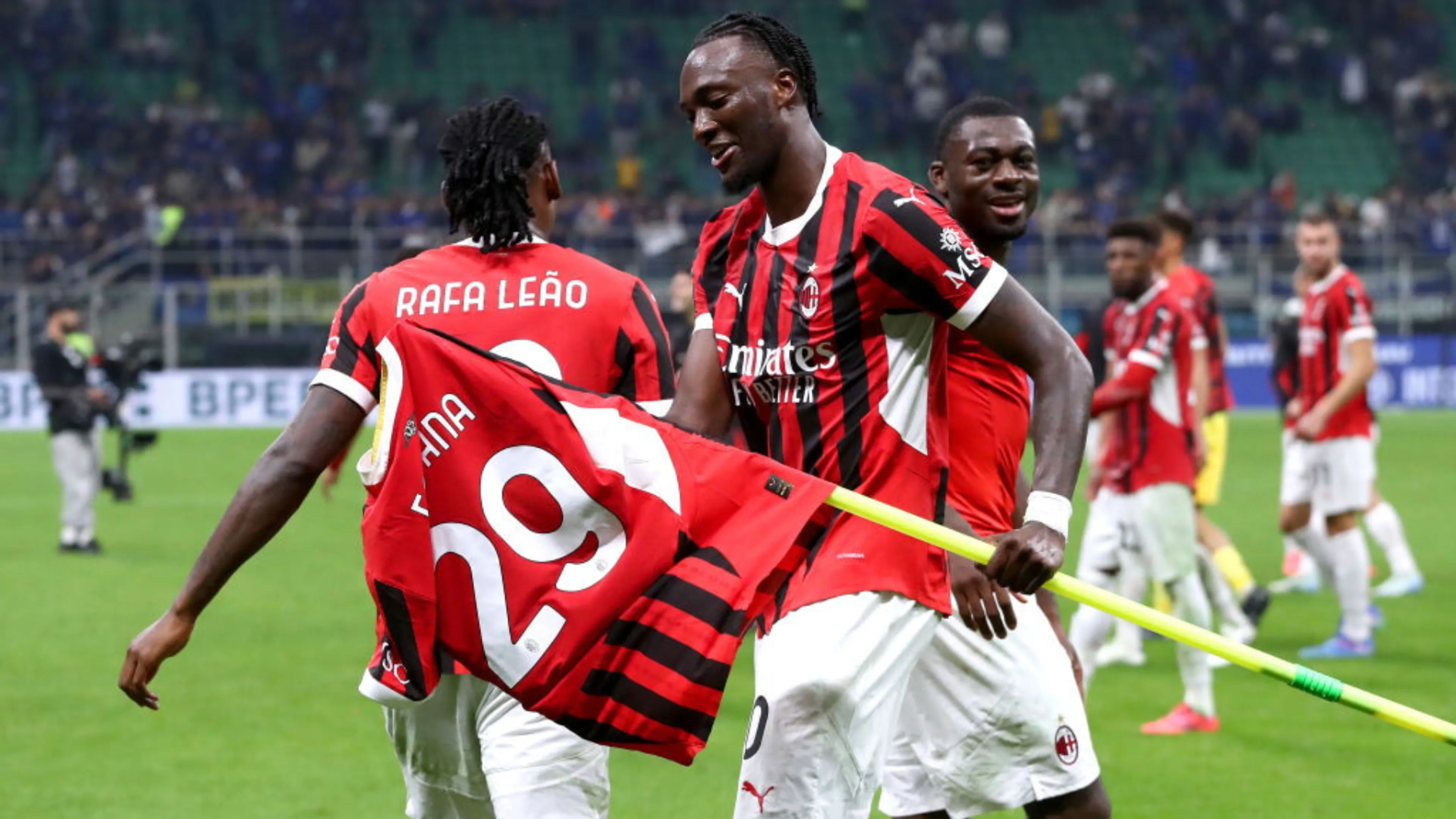 Copertina di Leao come Thuram: a fine partita dimostra che Milano è rossonera. Poi arriva Abraham...