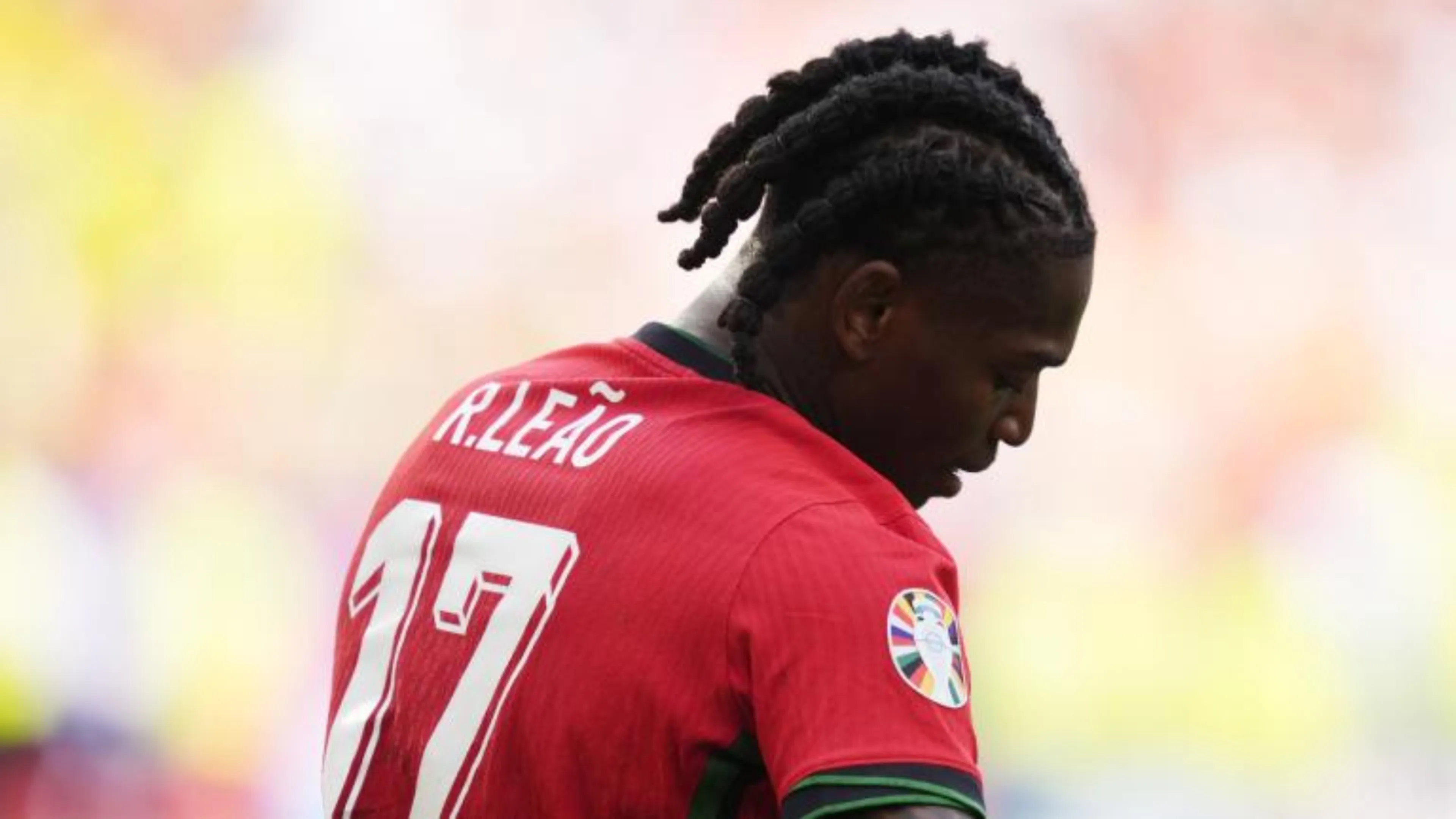 Copertina di "Leao? È una buona riserva per chi vuole vincere": i milanisti non la prendono bene