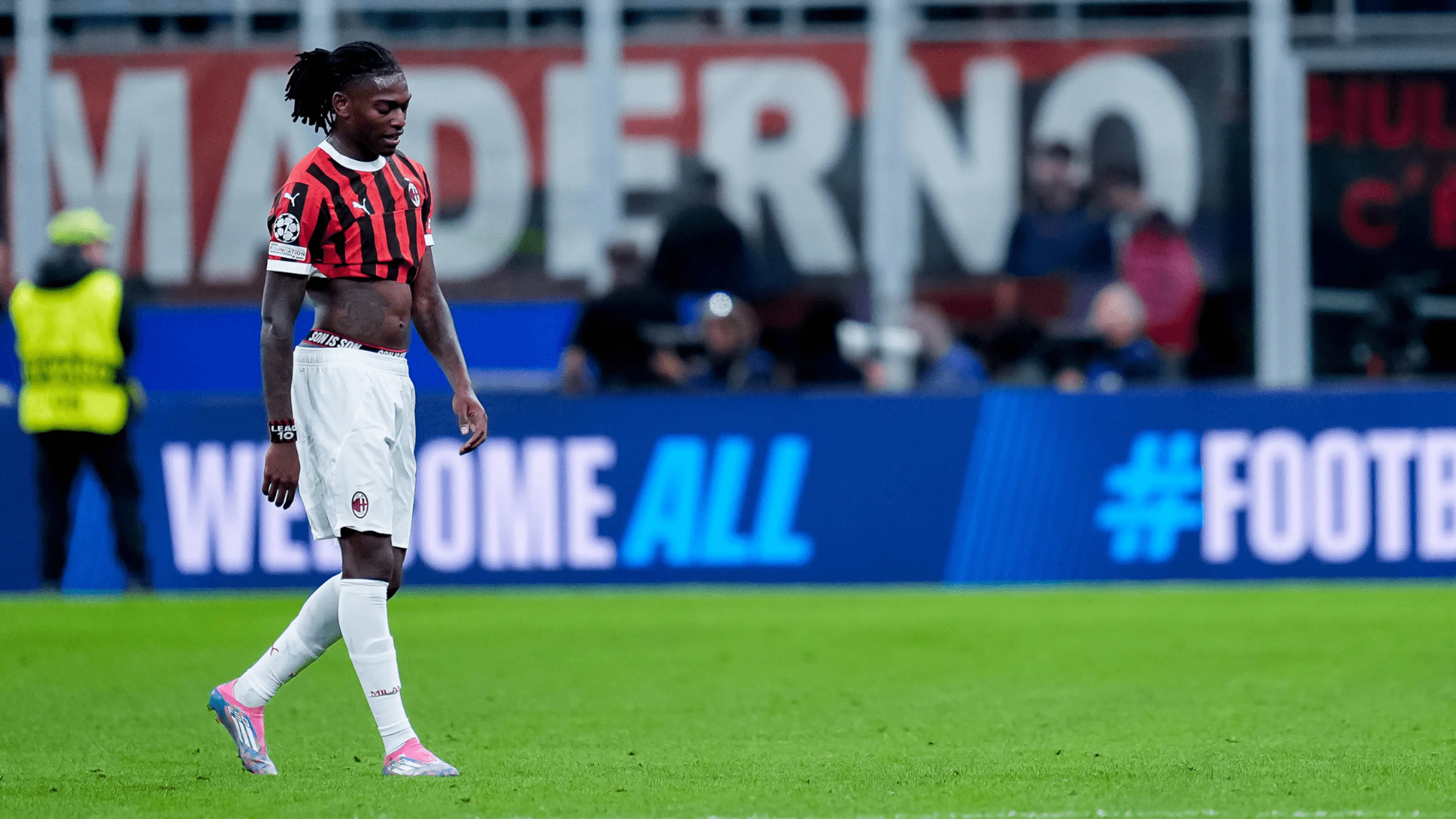 Copertina di Milan, che disfatta col Liverpool! La Curva pretende un confronto, ma Leao si rifiuta