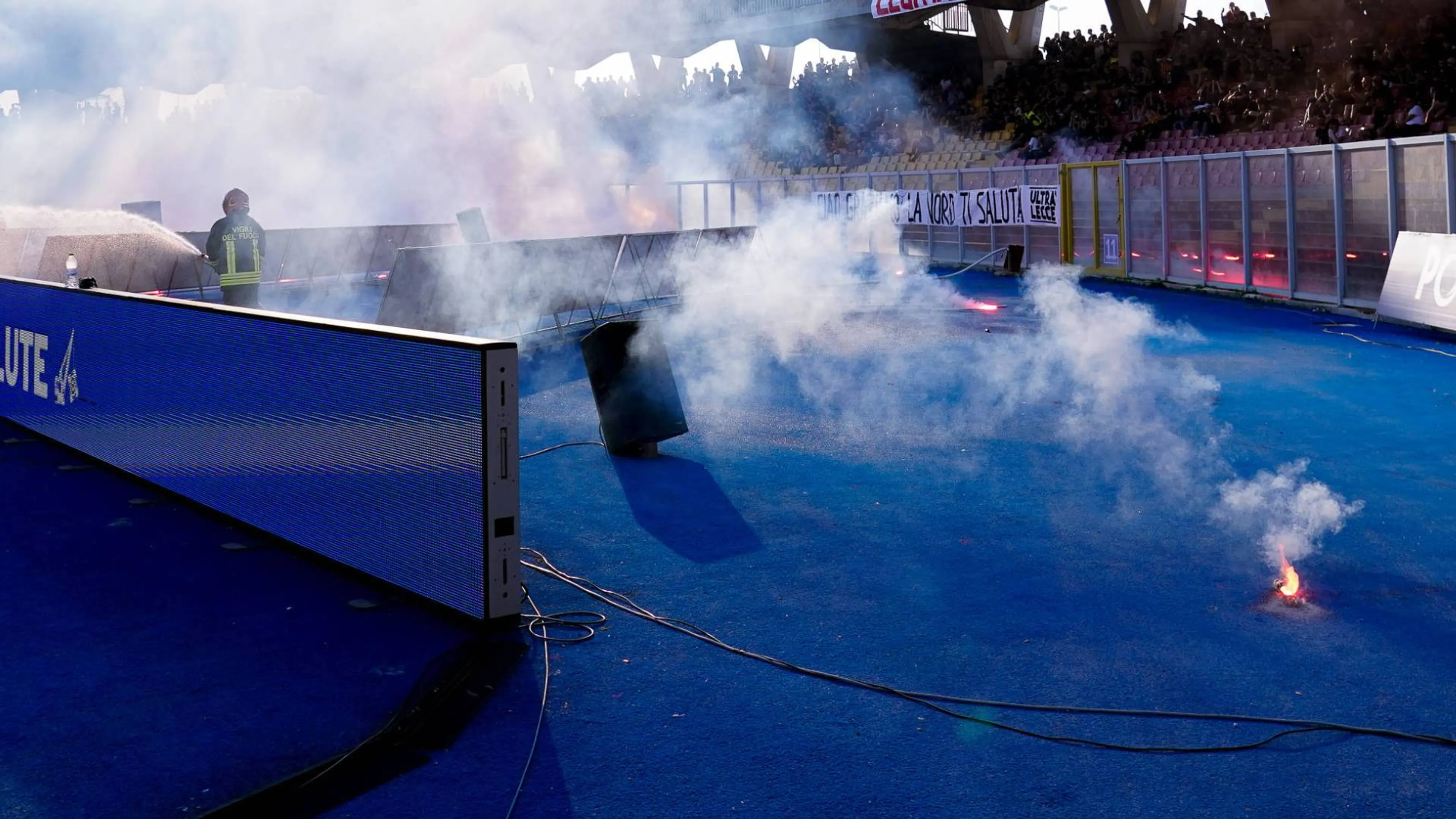 Copertina di Lecce-Napoli sospesa per lancio di fumogeni. La protesta dei tifosi salentini
