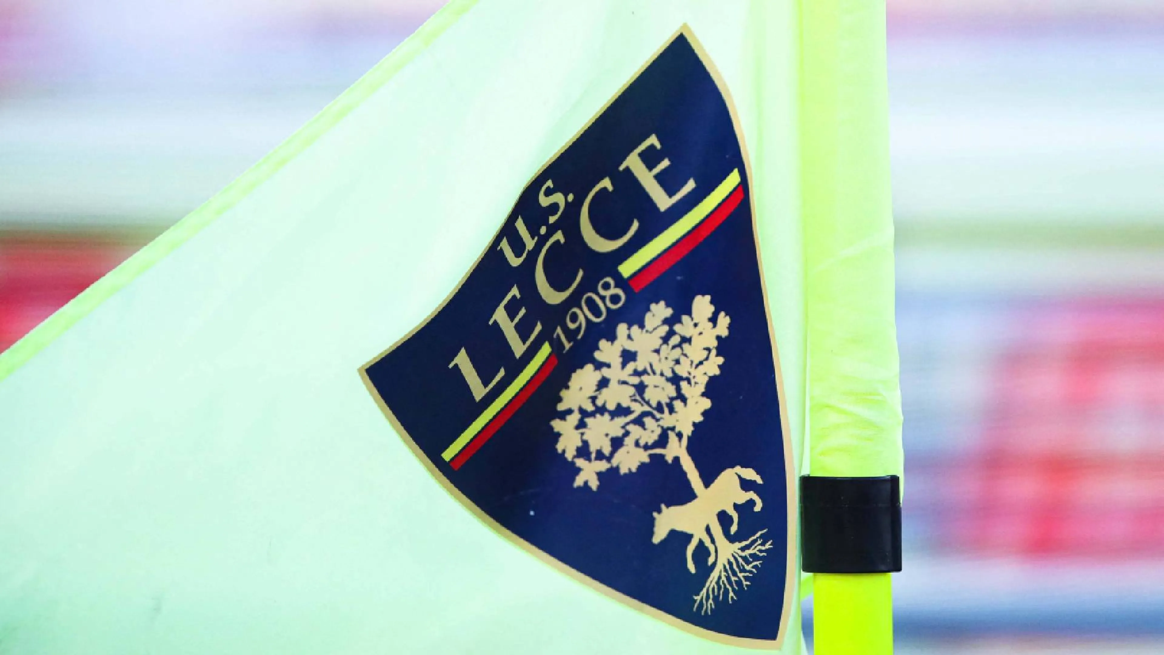 Copertina di Lecce sotto shock: il fisioterapista muore in albergo. Rinviata la gara con l'Atalanta