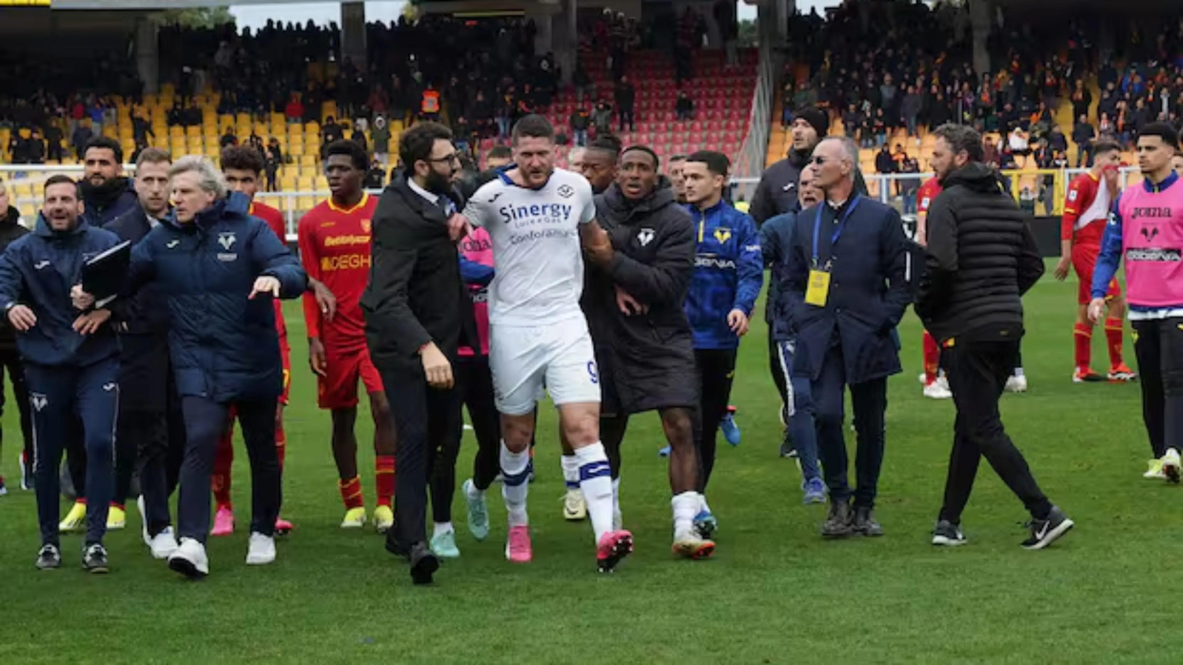 Rissa al termine di Lecce-Verona: D'aversa dà una testata a Henry (VIDEO)
