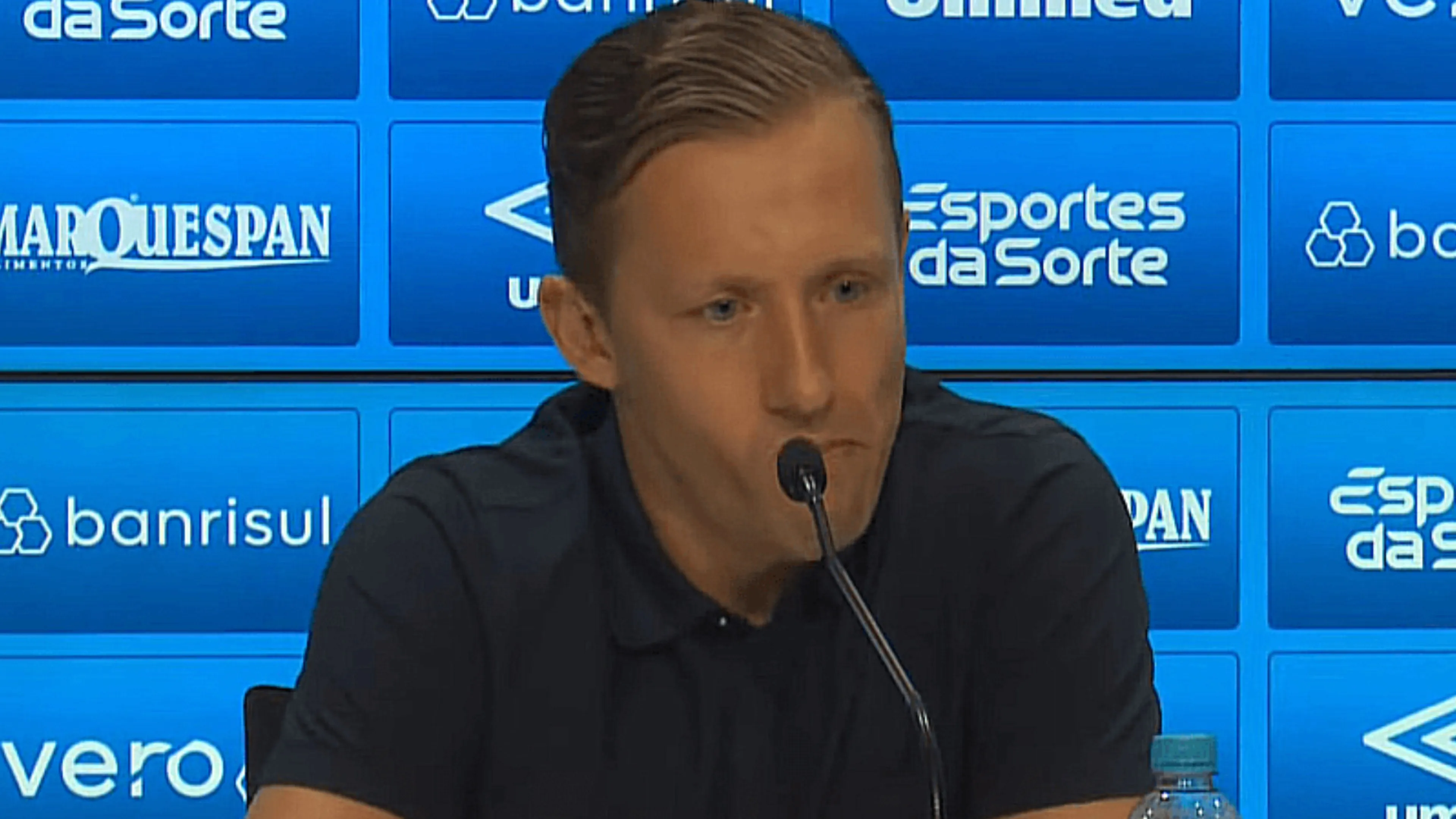 Copertina di Lucas Leiva costretto a lasciare il calcio. L’annuncio in lacrime dell’ex Lazio (VIDEO)