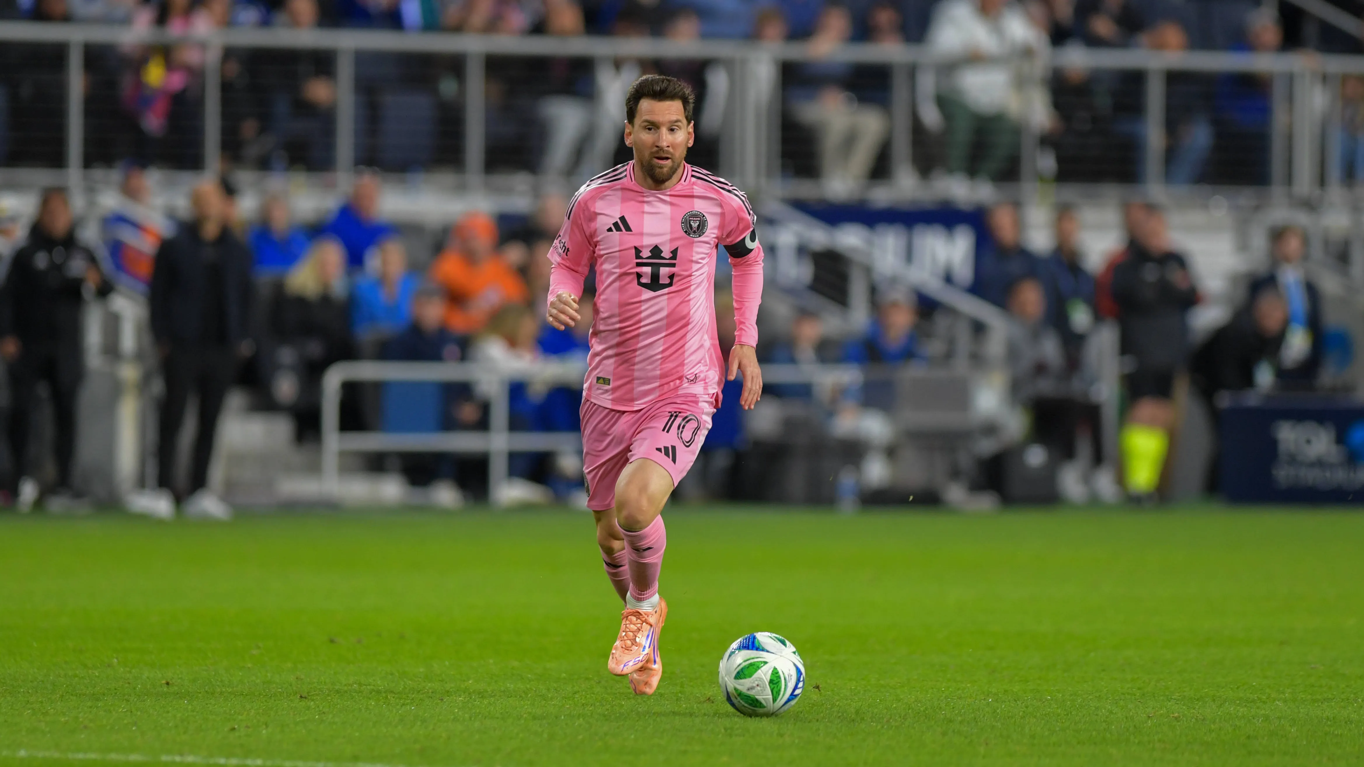 Lionel Messi attaccanto dalla moglie di Veron