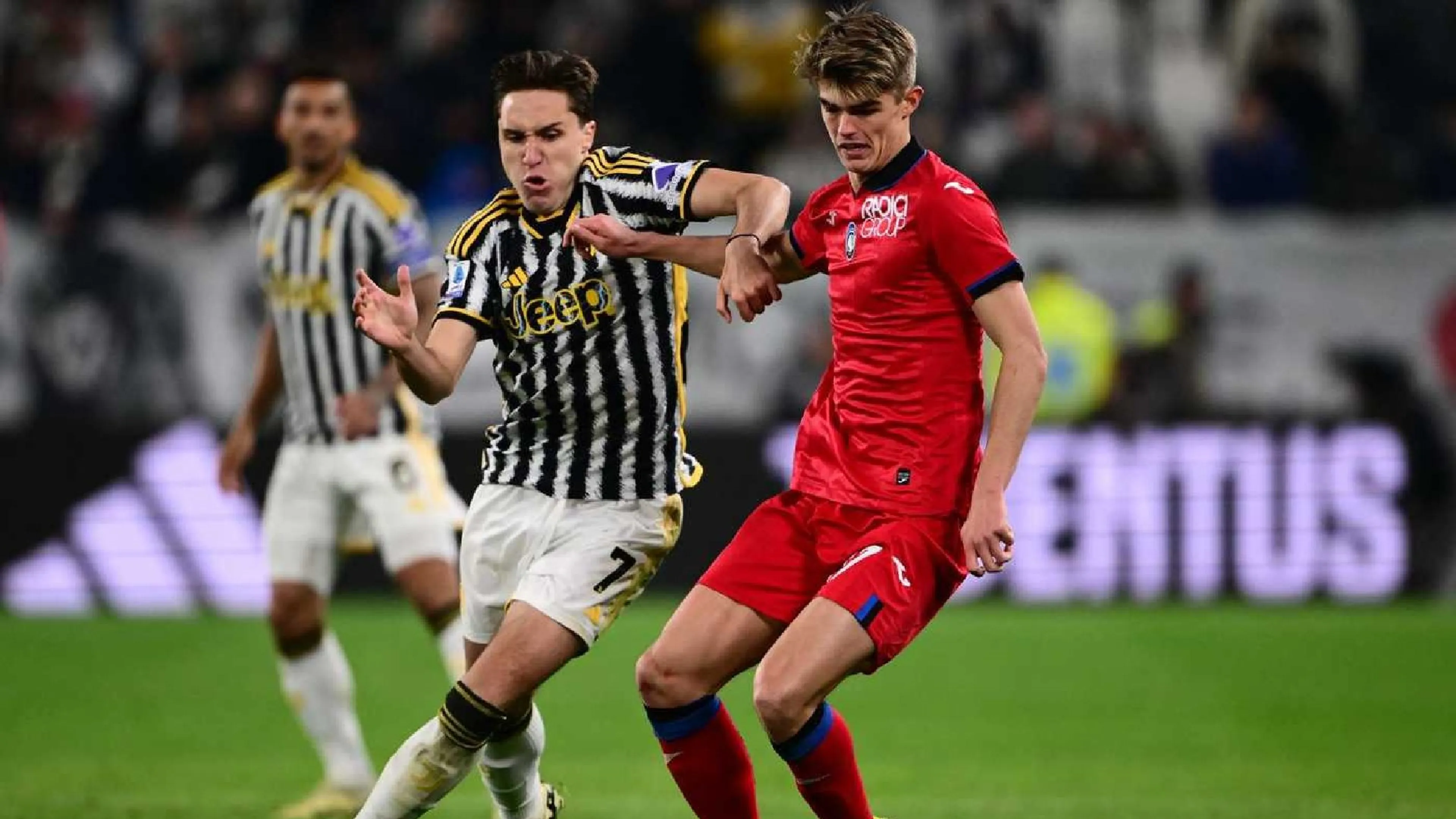Copertina di Juventus, nervosismo alle stelle: scambio infuocato Chiesa-Locatelli contro l'Atalanta