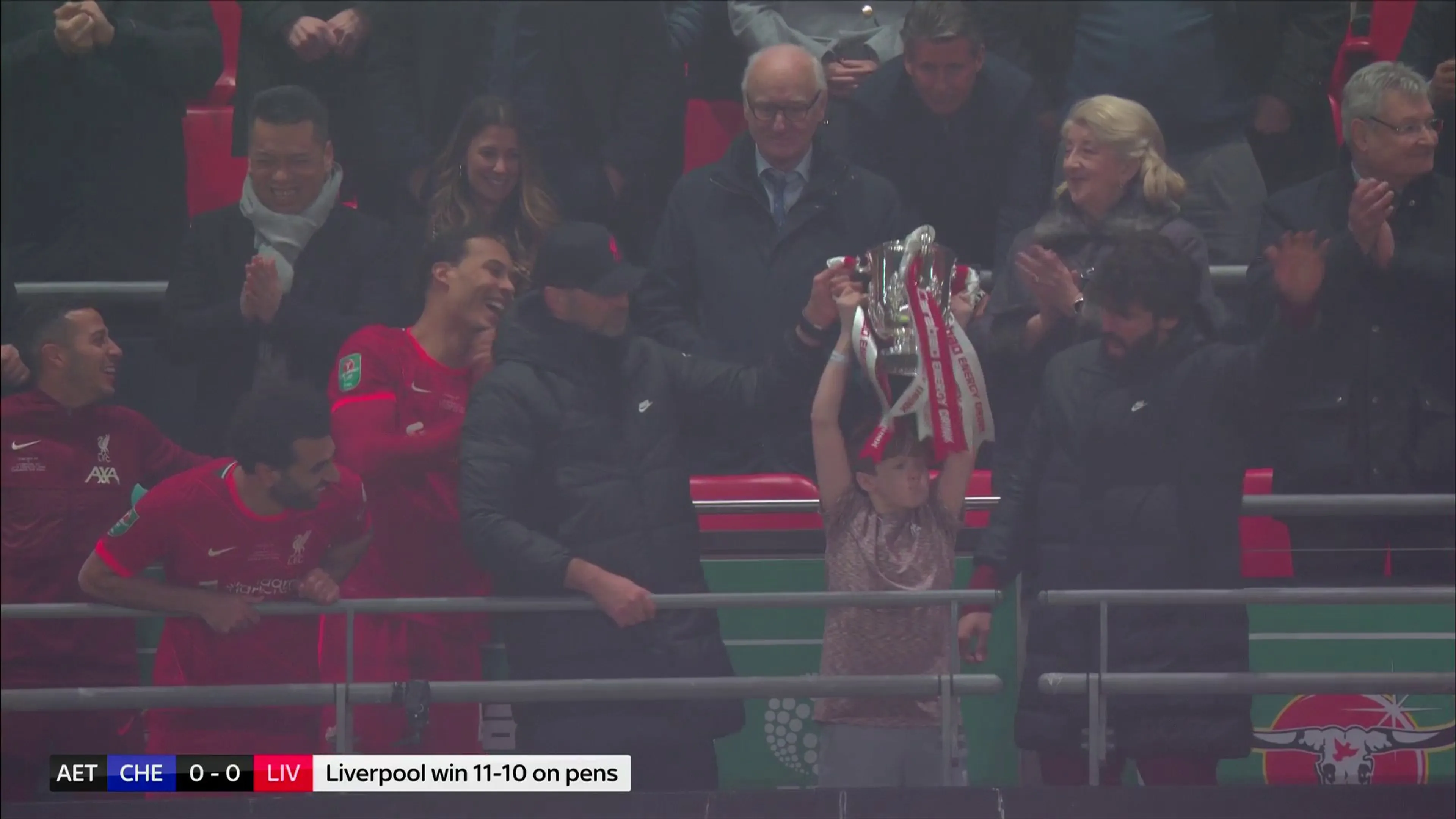 Copertina di Liverpool vince Carabao Cup, piccolo tifoso partecipa alla festa Reds e solleva il trofeo (VIDEO)
