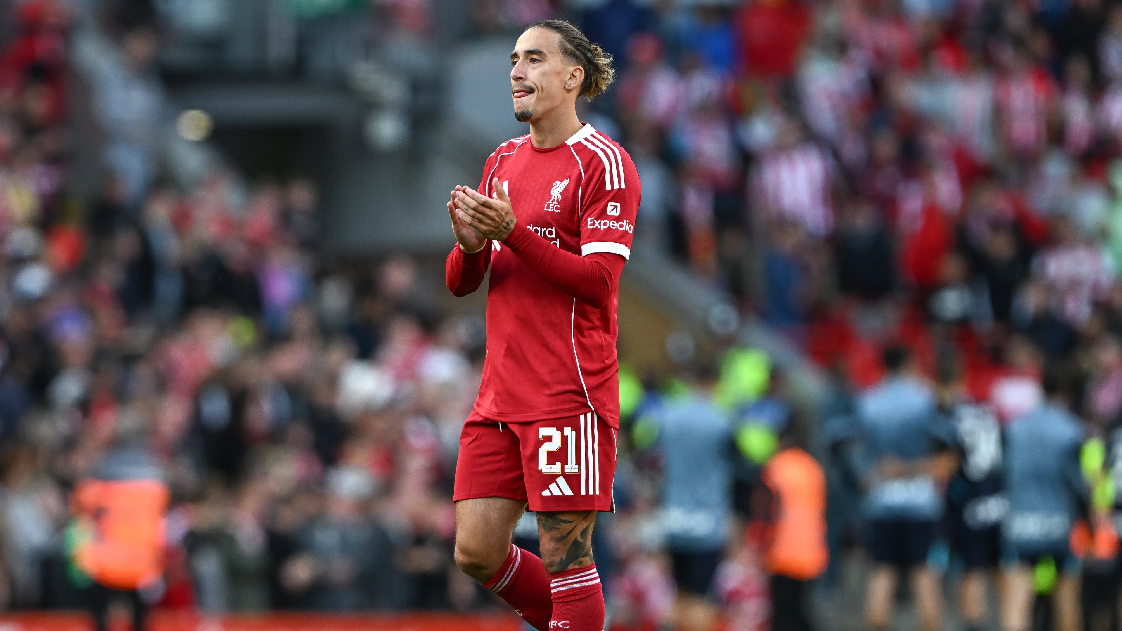 Copertina di Liverpool England 4th August 2025 Kostas Tsimikas of Liverpool applauds fans after the Liverpool vs Athletic Bilbao Pre Season Friendly match at Anfield Liverpool Picture credit should read Cody Froggatt Sportimage EDITORIAL USE ONLY No use with unauthorised audio video data fixture lists club league logos or live services Online in match use limited to 120 images no video emulation No use in betting games or single club league player publications SPI 042 CF LIVERPOOL V ATHLETIC BILBAO SPI 4044 0042