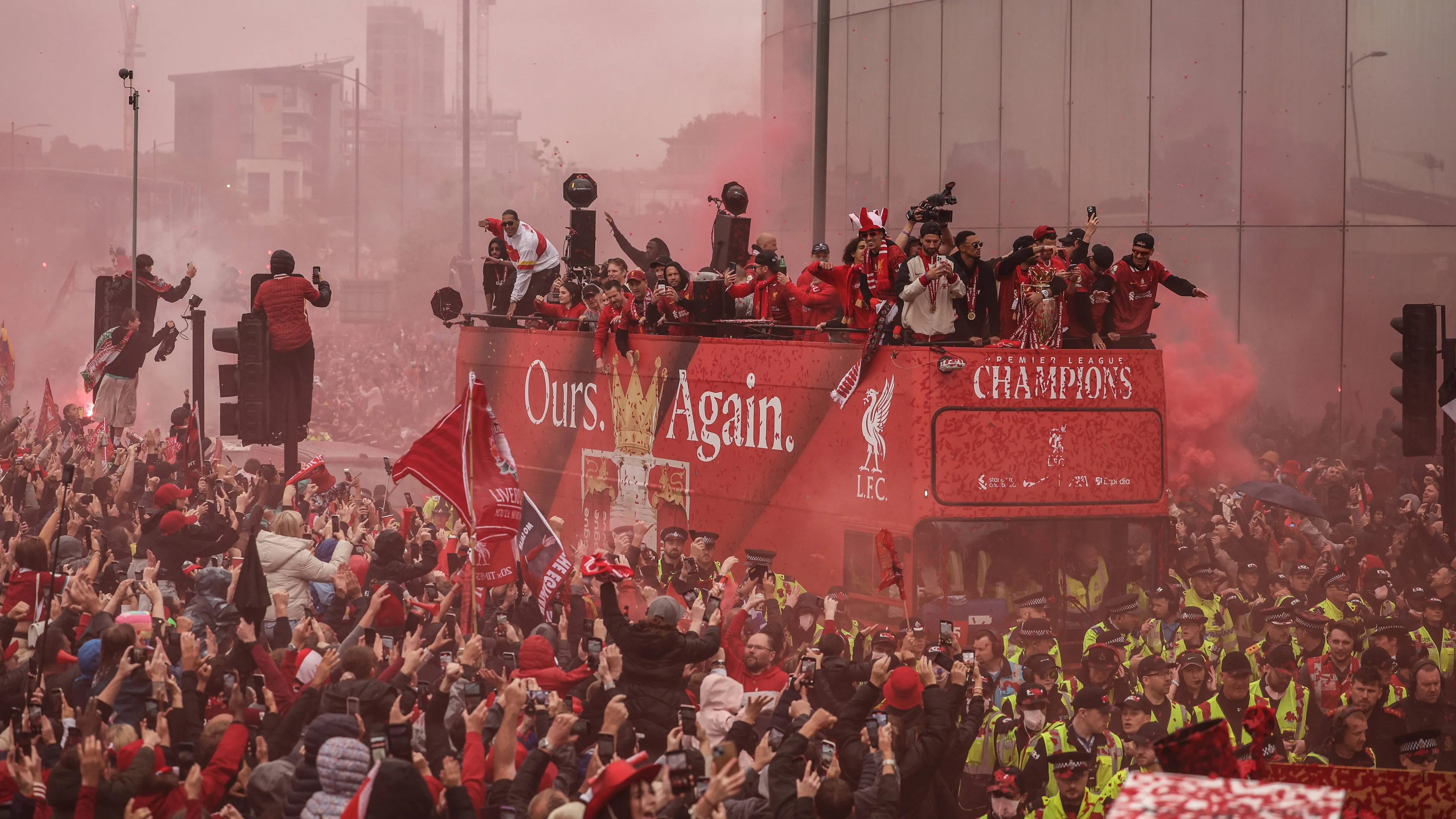 Tragedia Liverpool: auto travolge tifosi durante i festeggiamenti della Premier (VIDEO)