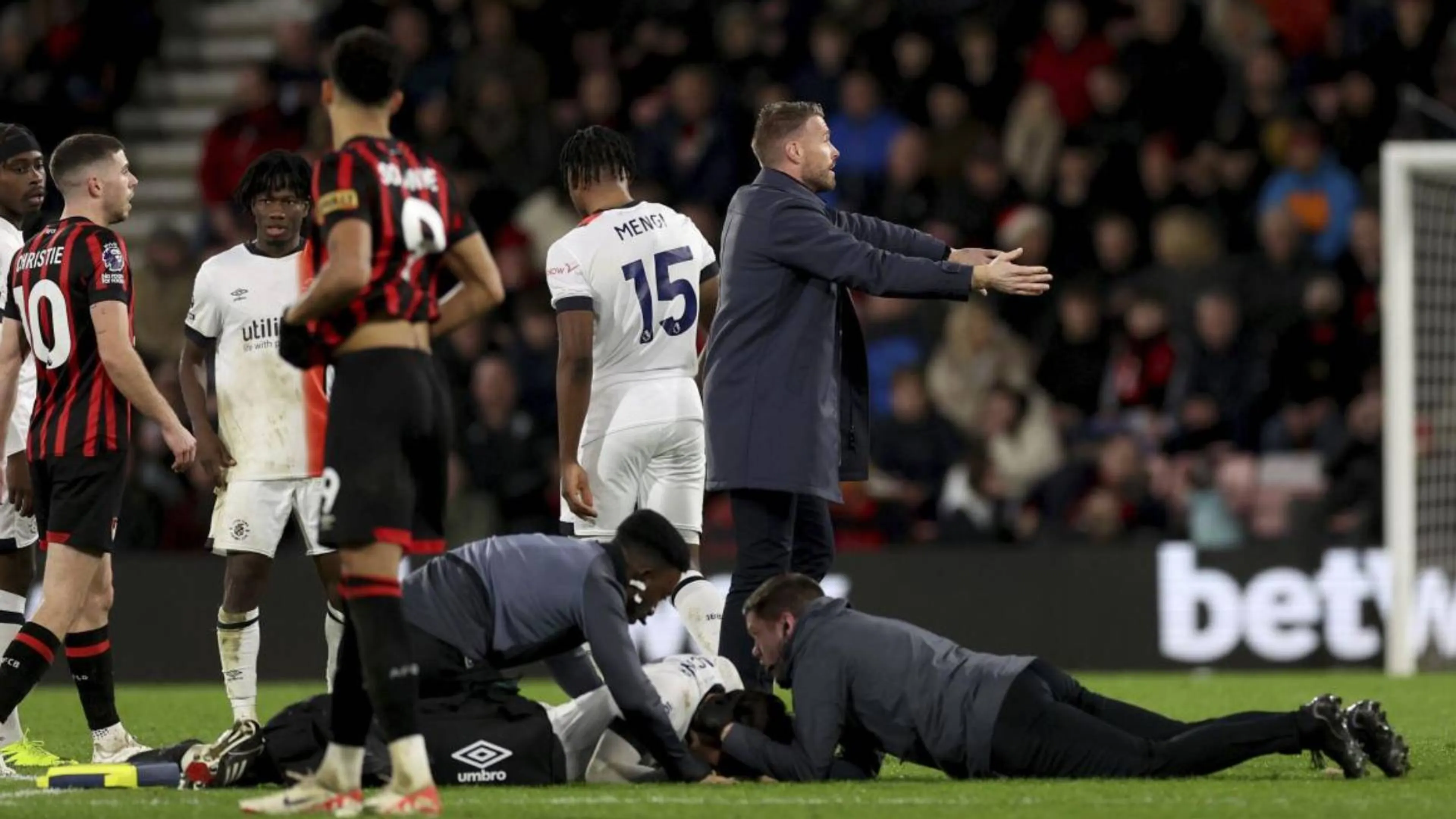 Copertina di Bournemouth-Luton: Lockyer collassa a terra, paura in campo