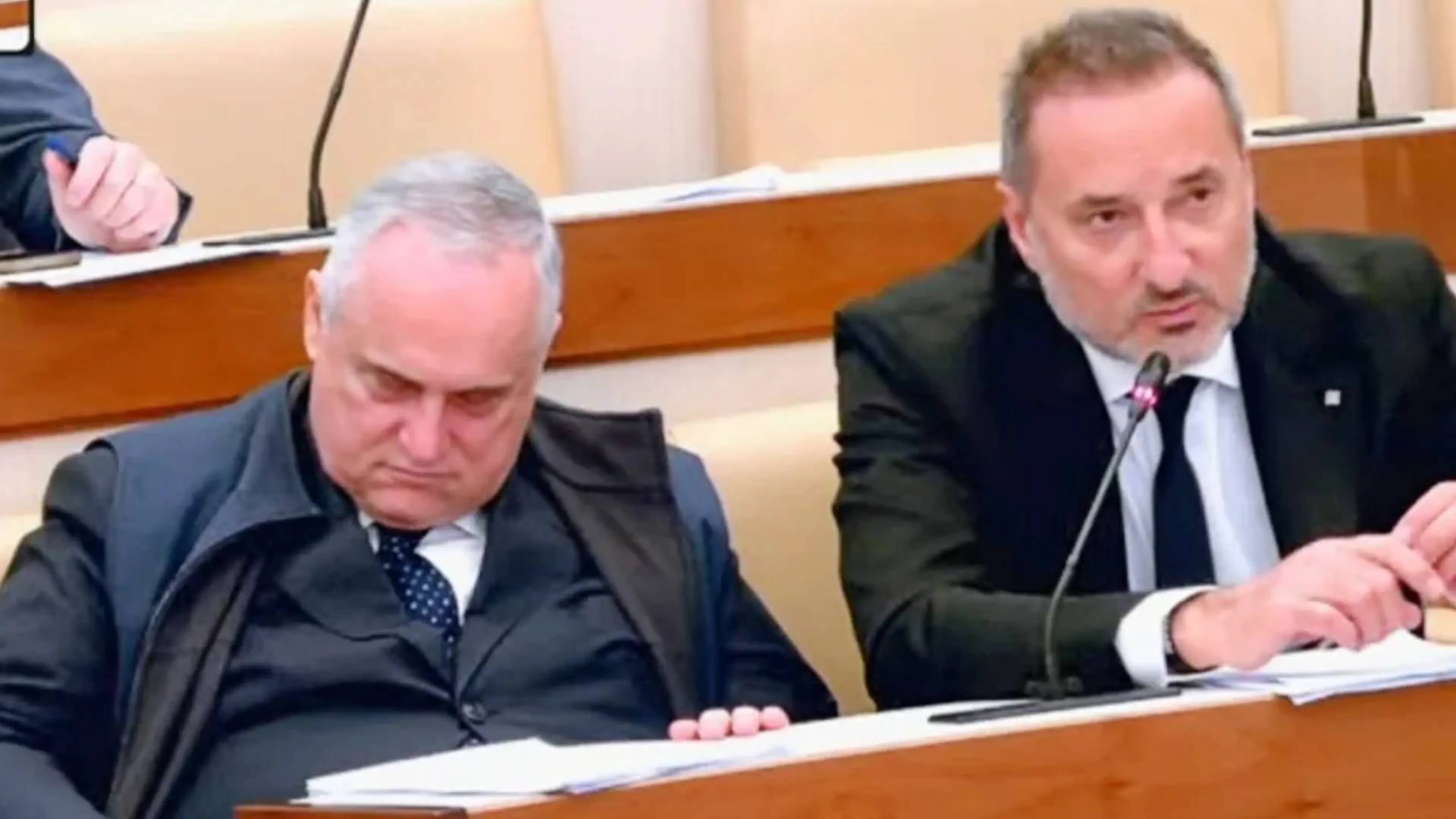 Copertina di Lotito, colpo di sonno in senato: Adl lo sveglia. La reazione del patron della Lazio (VIDEO)