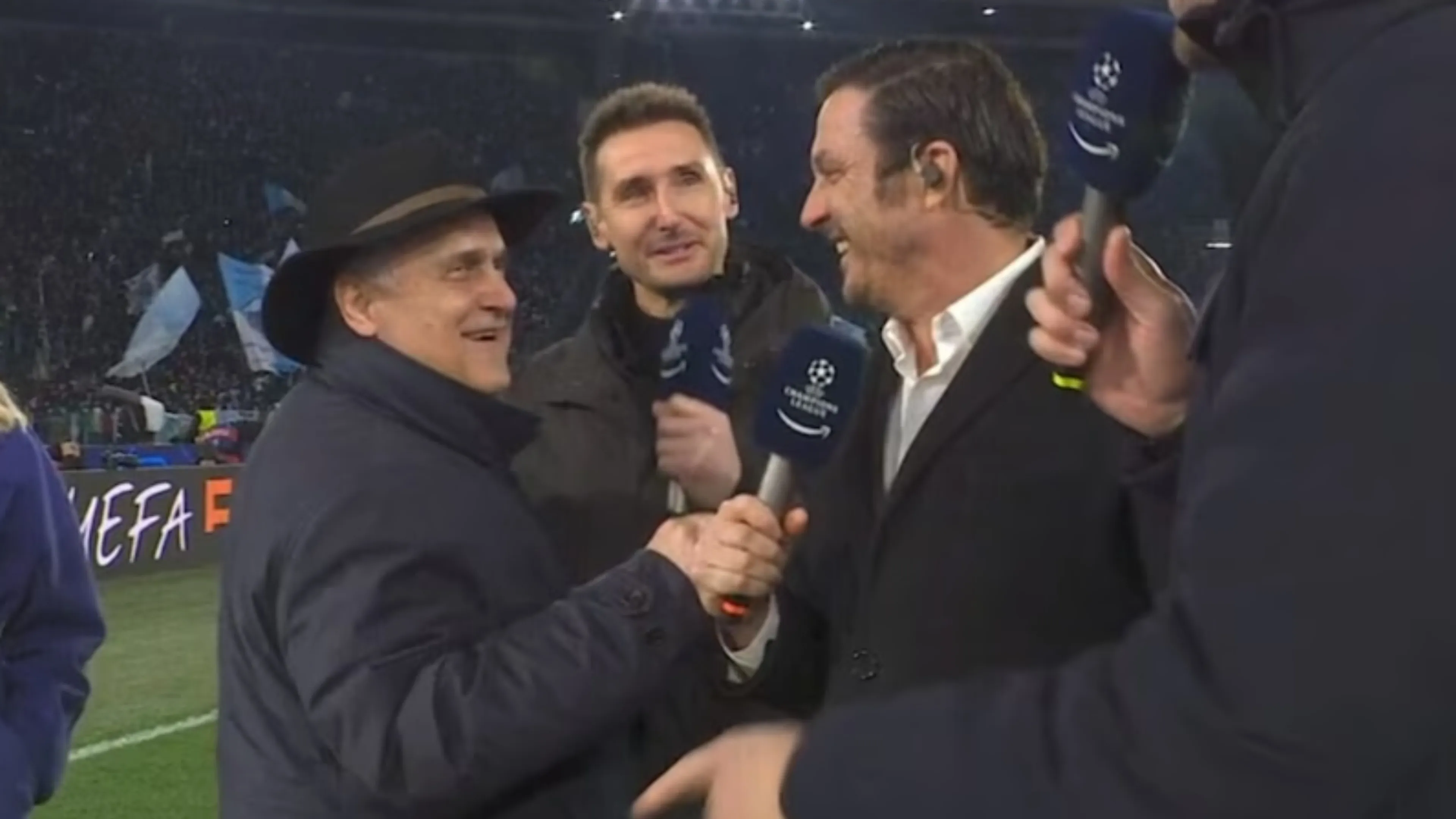 Copertina di Champions, Lotito fuori controllo irrompe durante la diretta tv. Ecco cosa ha sussurrato a Klose (VIDEO)