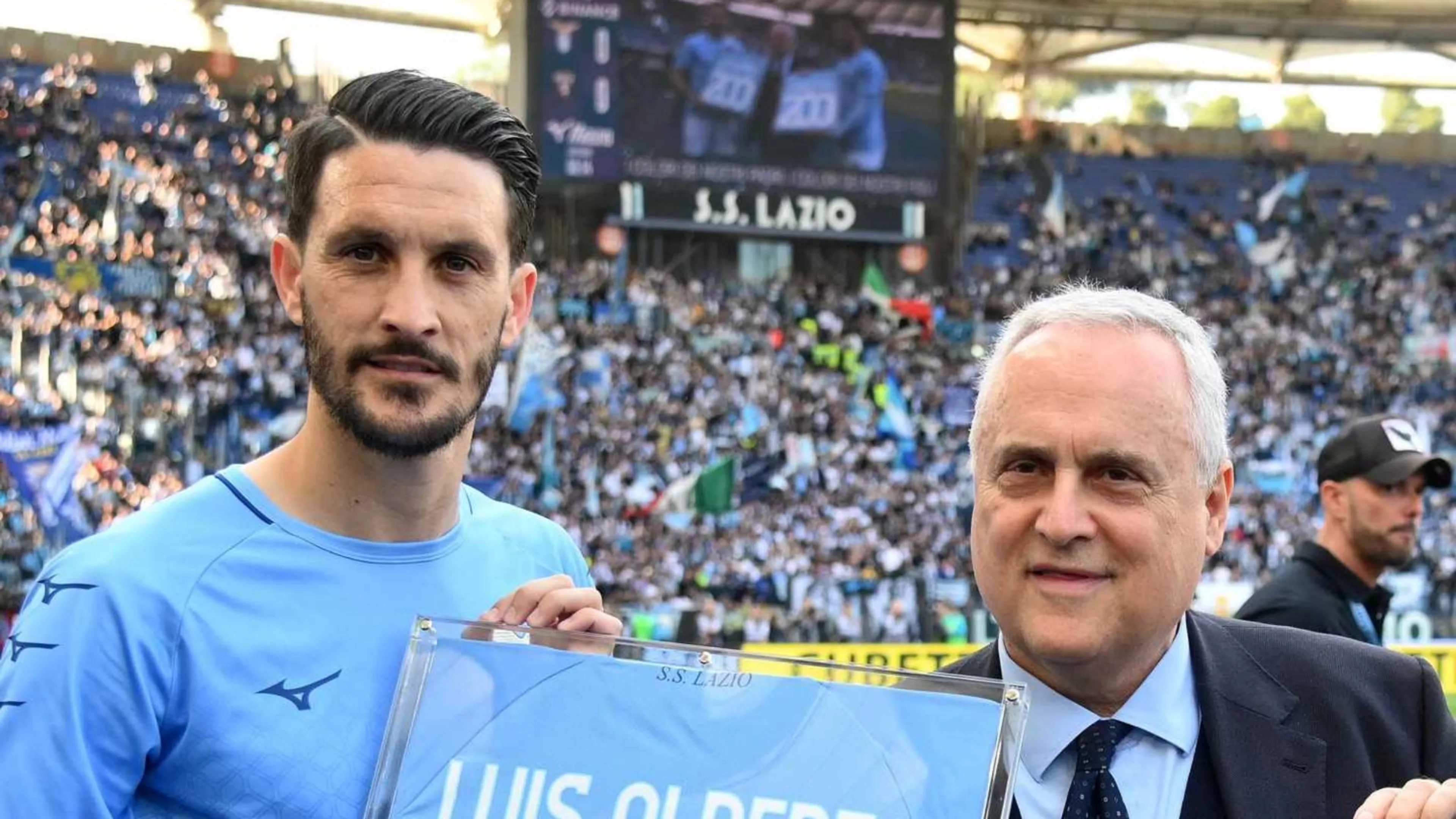 Lotito impazzisce alla domanda del giornalista e sbraita contro tifosi, Kamada e Luis Alberto