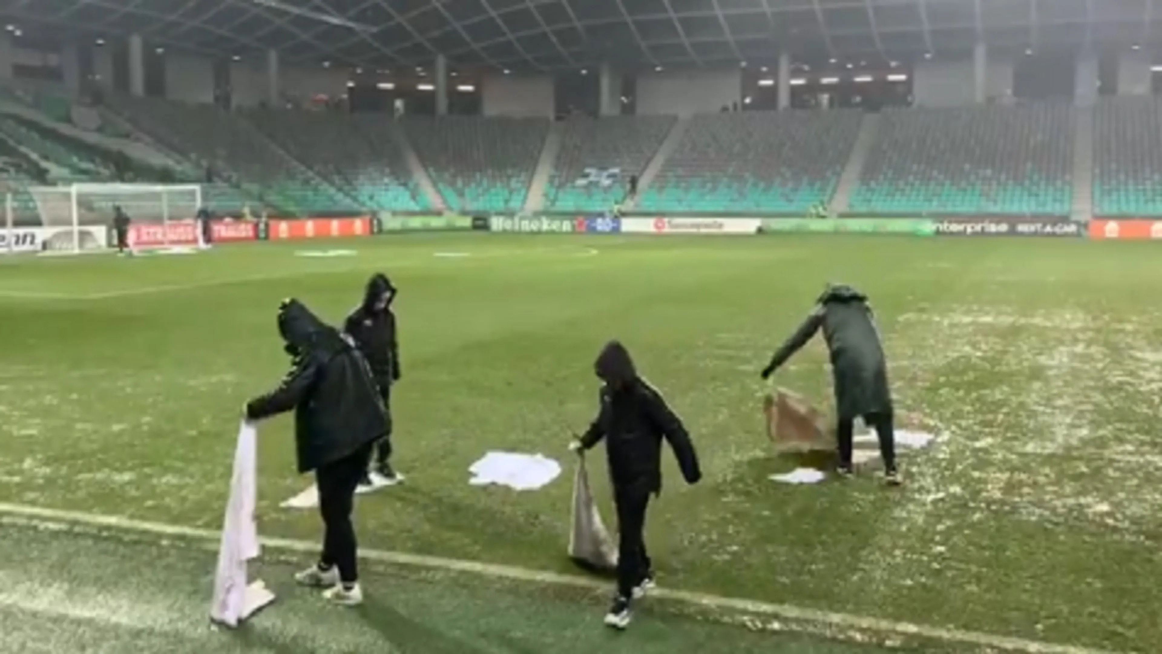 A Lubiana vanno in scena le comiche: asciugamani per asciugare il campo allagato (VIDEO)