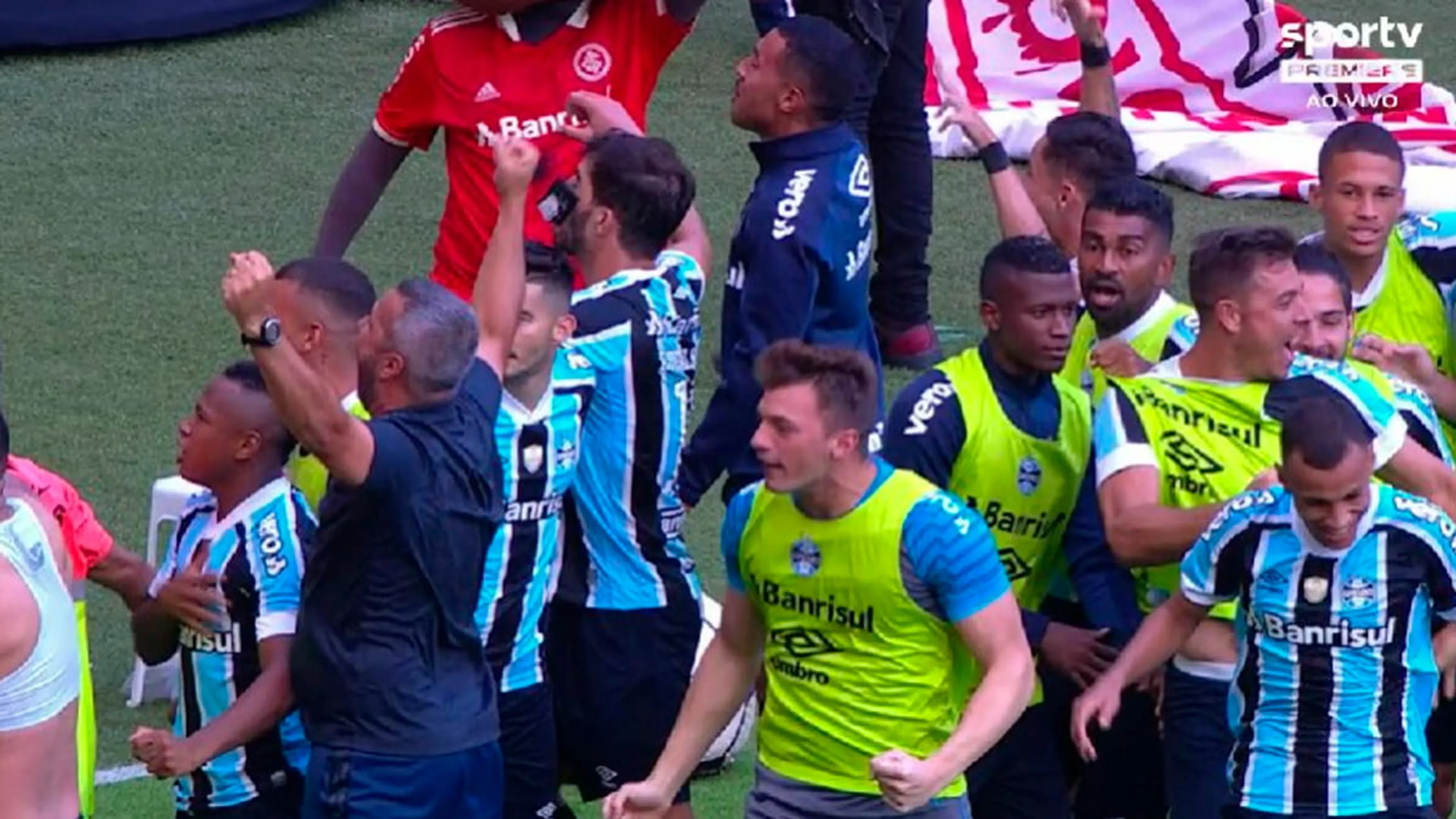 Copertina di Gremio segna e festeggia, tifosi di casa non gradiscono: cellulare in faccia ad un giocatore (VIDEO)