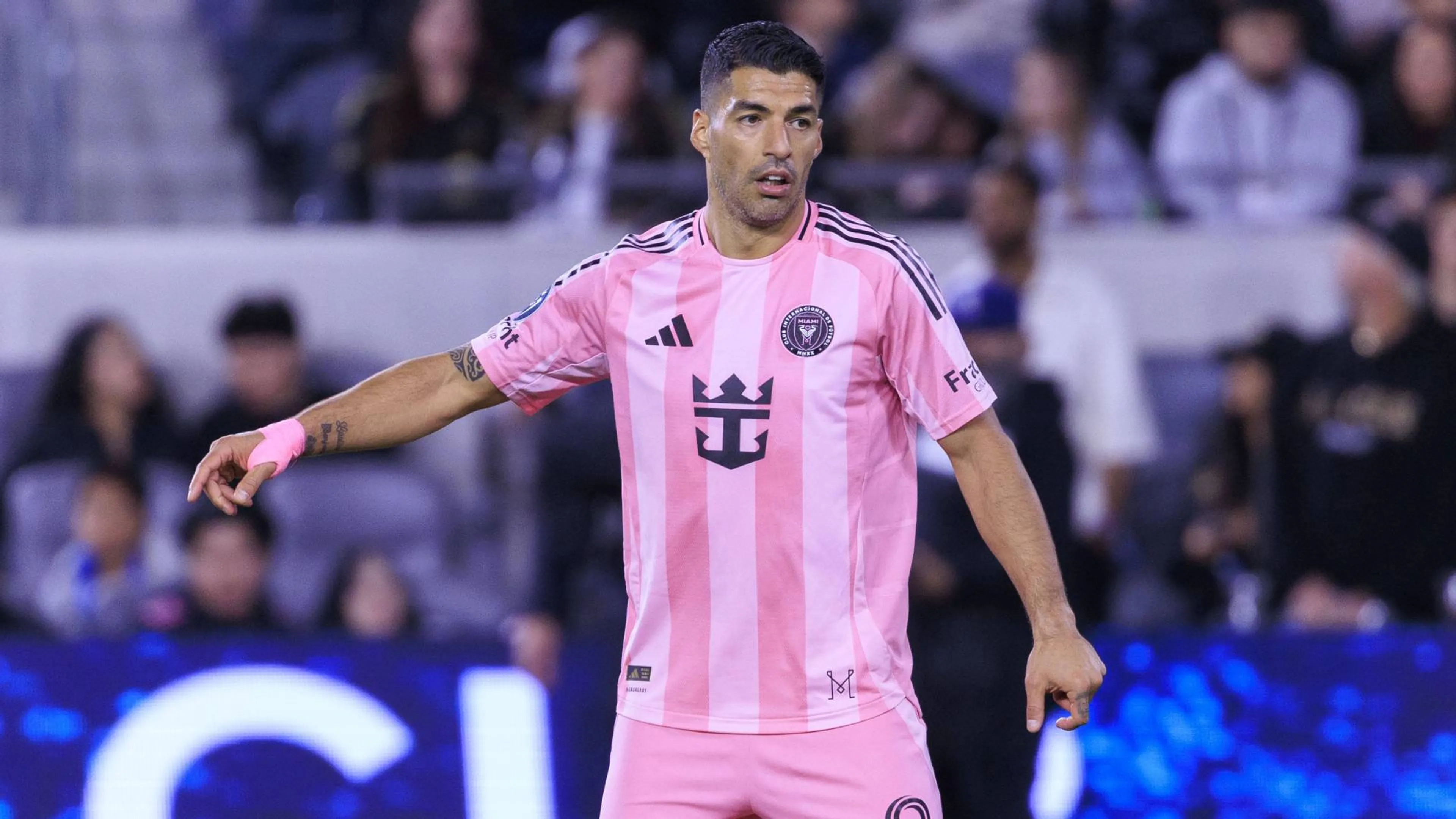 Suarez perde il pelo ma non... il morso. Altra "ciancicata" in campo ma sbaglia avversario! (VIDEO)