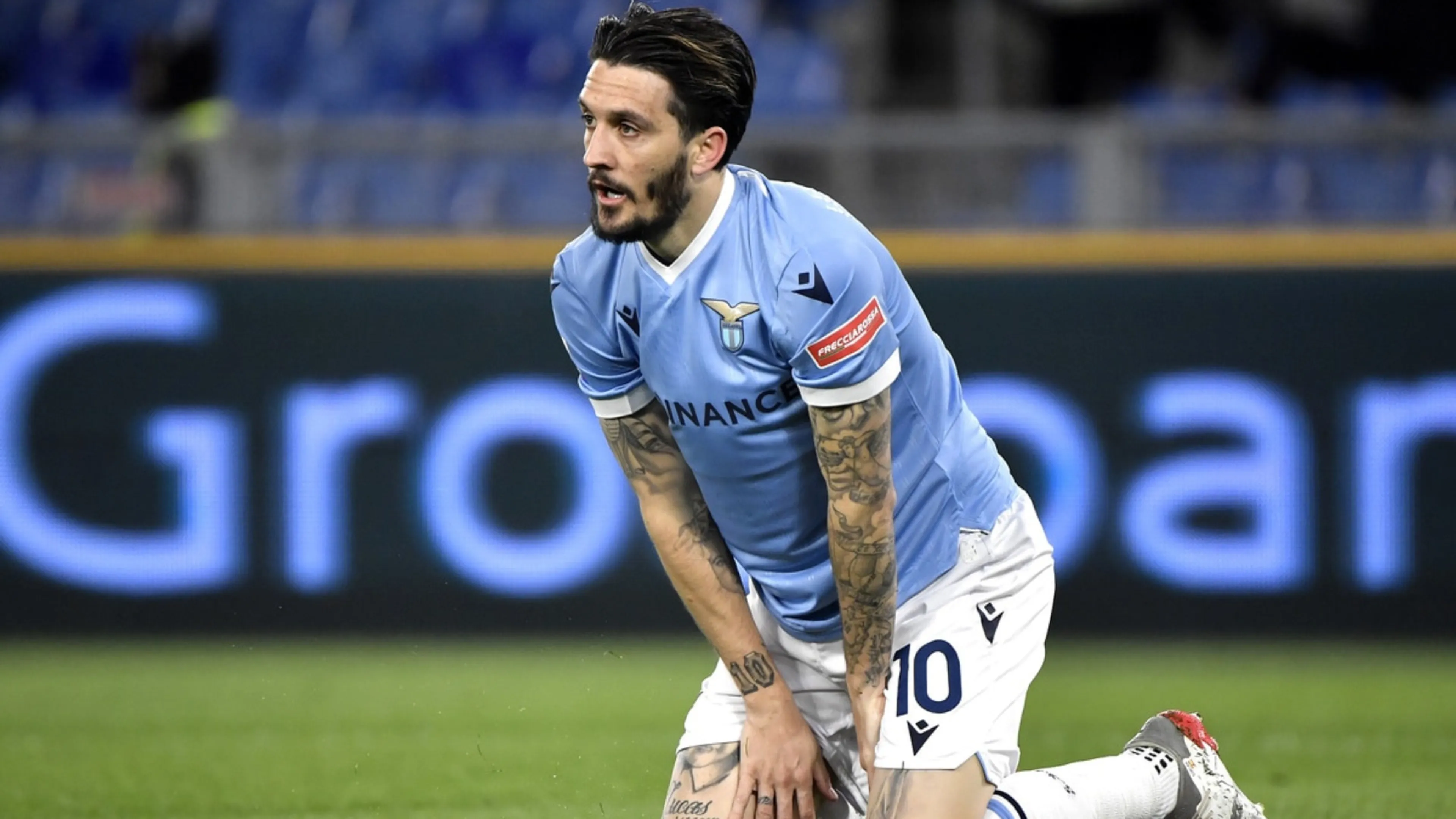 Copertina di Bologna Lazio, Luis Alberto esce per un malore: “Sto per vomitare”. Ecco cos’è successo