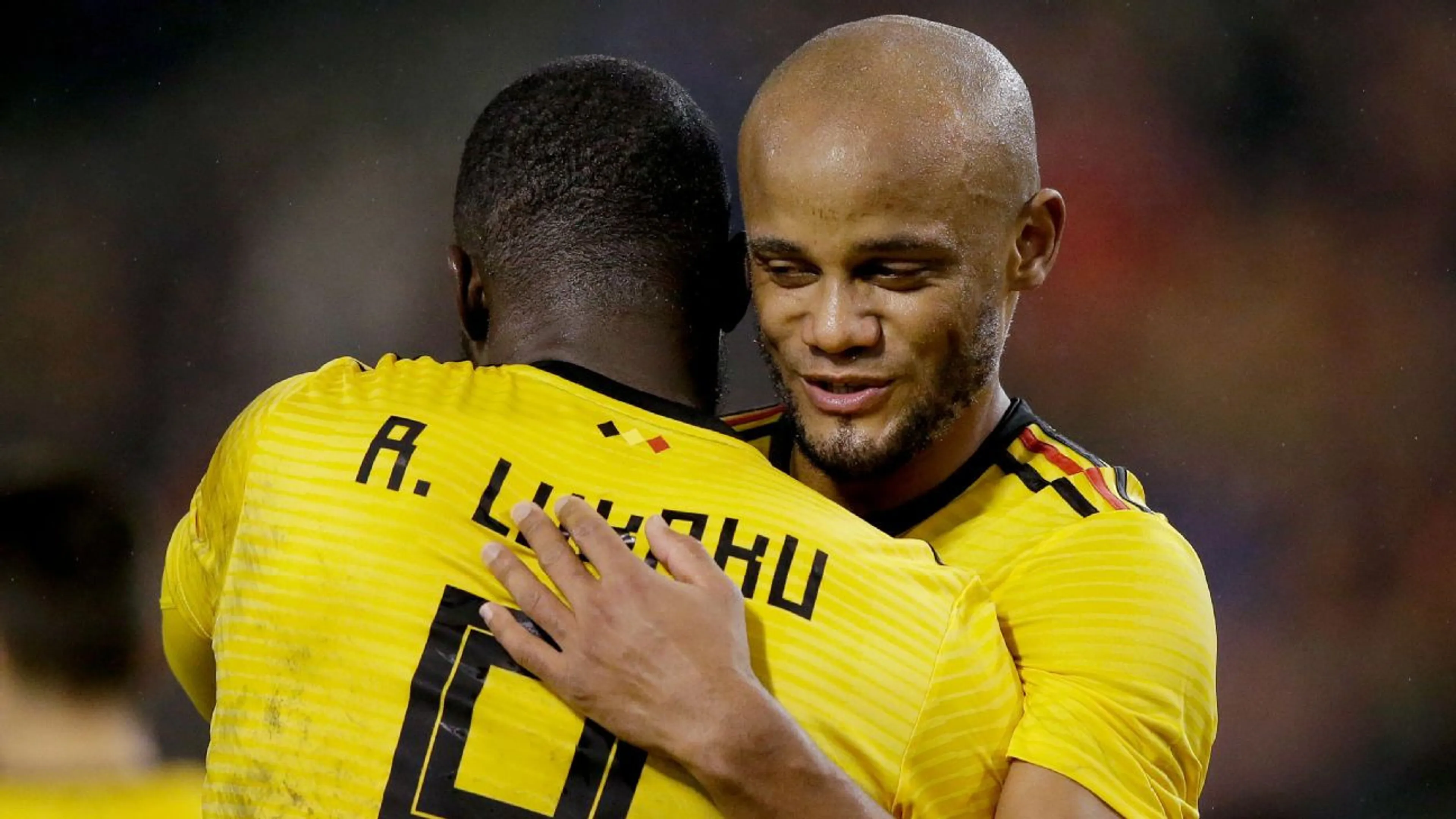 Copertina di Kompany vittima di insulti razzisti e Lukaku si sfoga sui social: “Fan***o ai vostri hashtag”