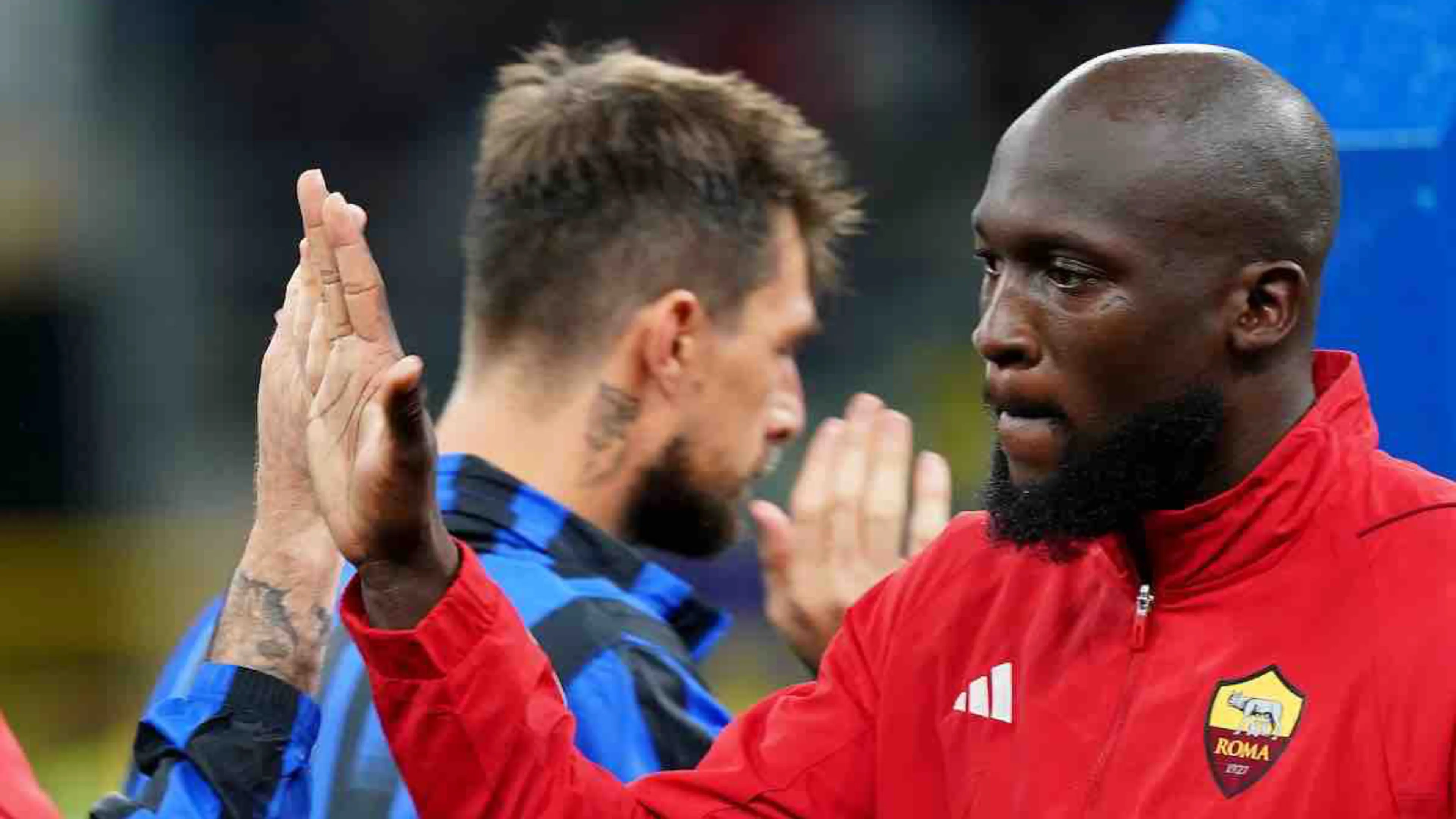 Copertina di Barella freddissimo con Lukaku e Lautaro evita l'abbraccio: i difficili saluti prepartita del belga