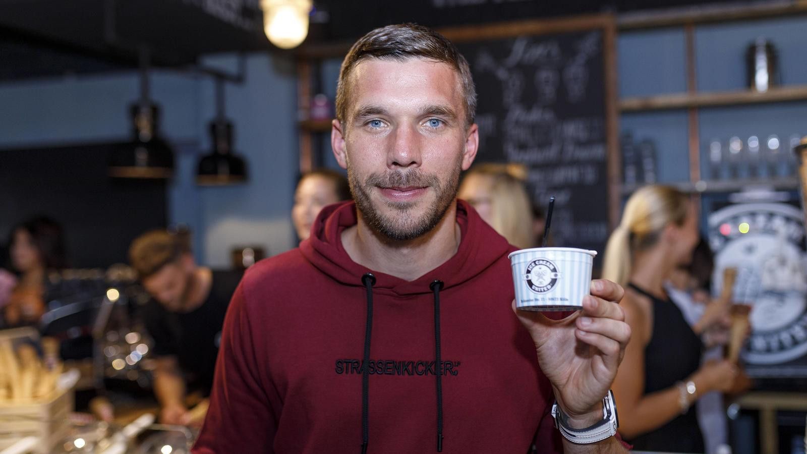 lukas-podolski-bei-der-eroeffnung-seiner-eisdiele-ice-cream-united-im-belgischen-viertel-koeln-24-06