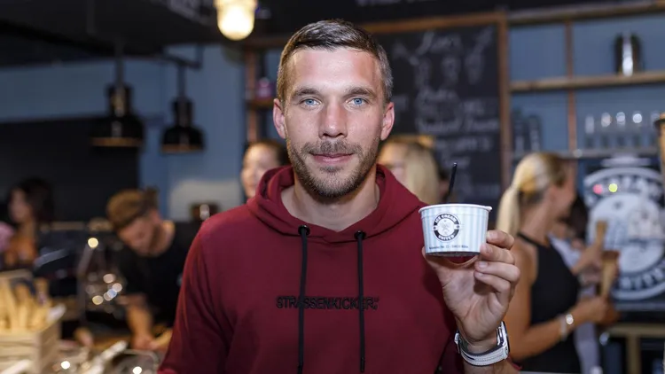 /images/l/u/k/lukas-podolski-bei-der-eroeffnung-seiner-eisdiele-ice-cream-united-im-belgischen-viertel-koeln-24-06.jpg