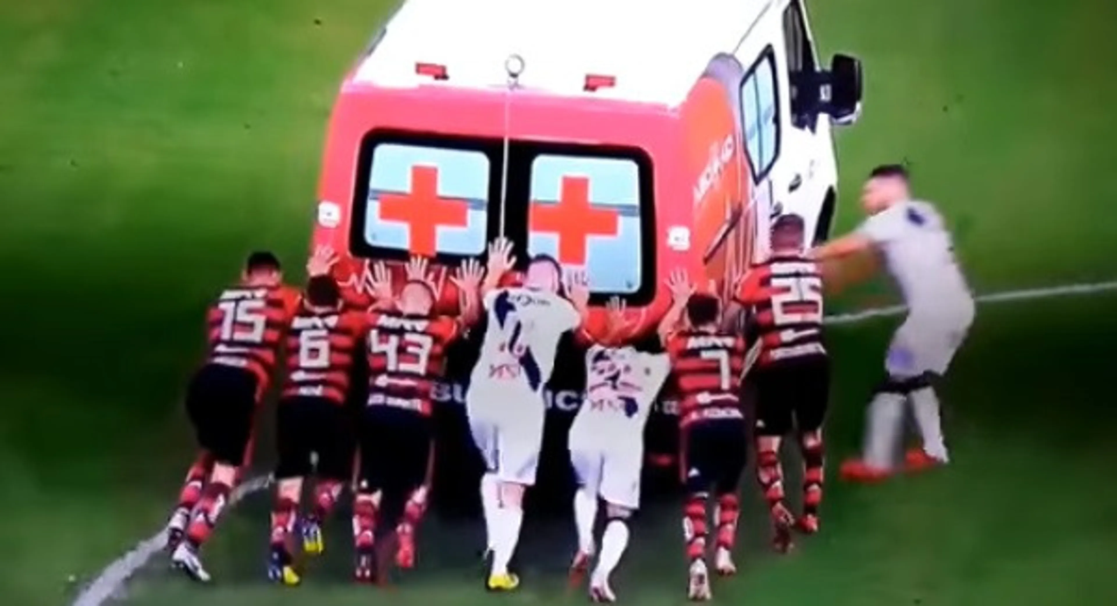 Copertina di Cartoline dal Brasile. L’ambulanza entra in campo ma… (VIDEO)