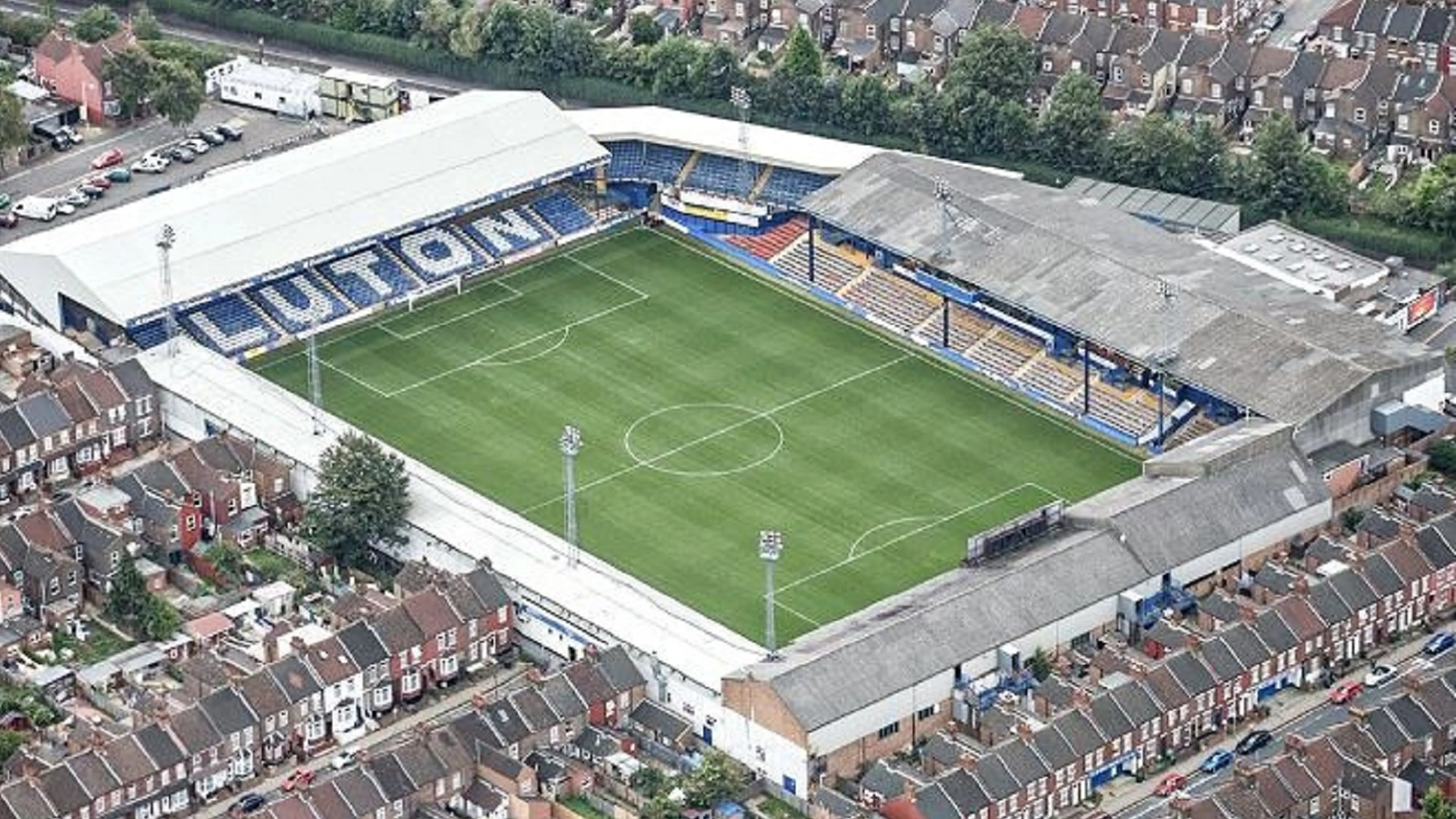 Copertina di Lo stadio del Luton Town cade a pezzi durante la sfida contro il Liverpool (FOTO)