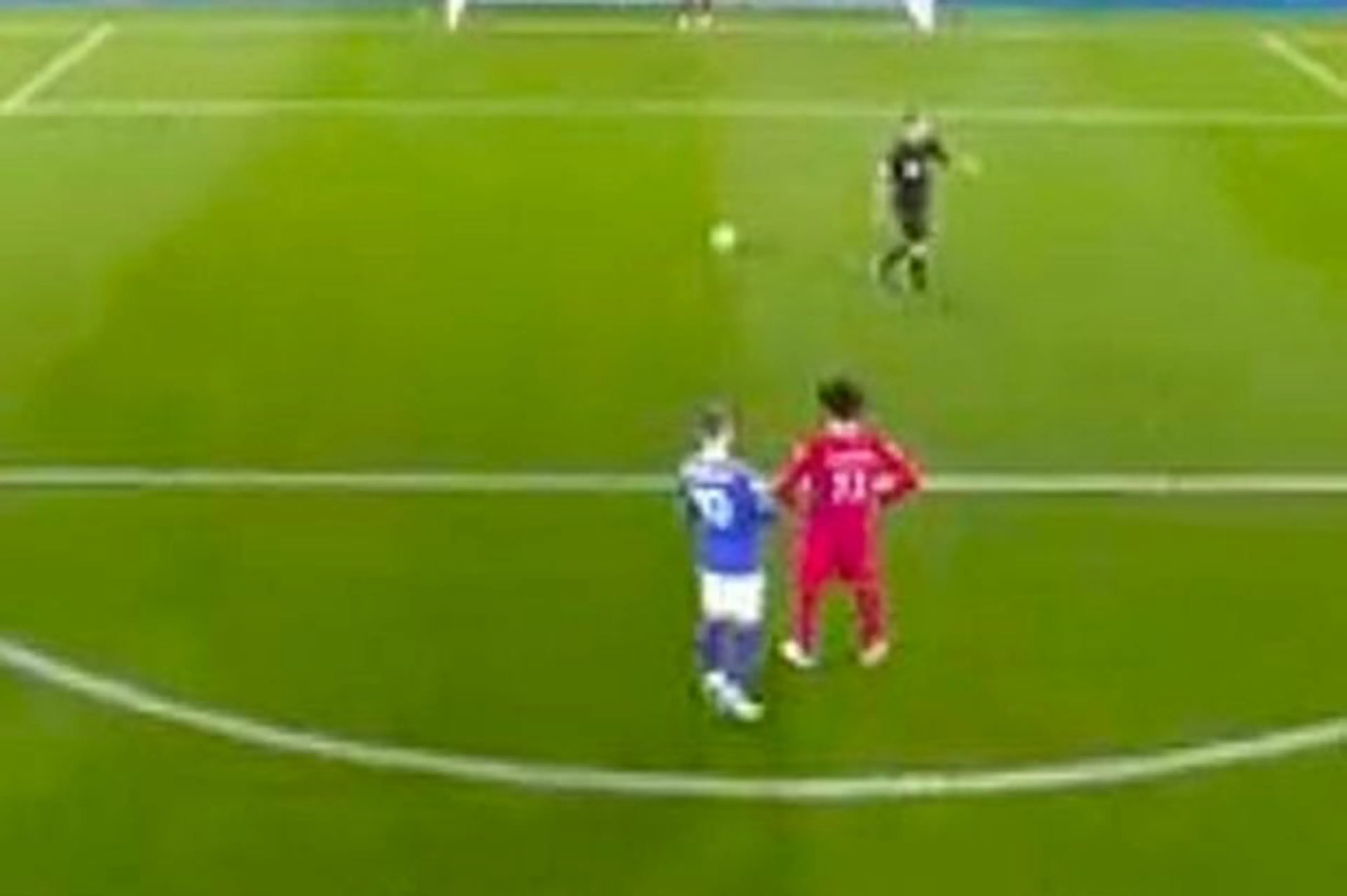 Copertina di Leicester-Liverpool, Maddison sussurra qualcosa a Salah e l’egiziano sbaglia il rigore