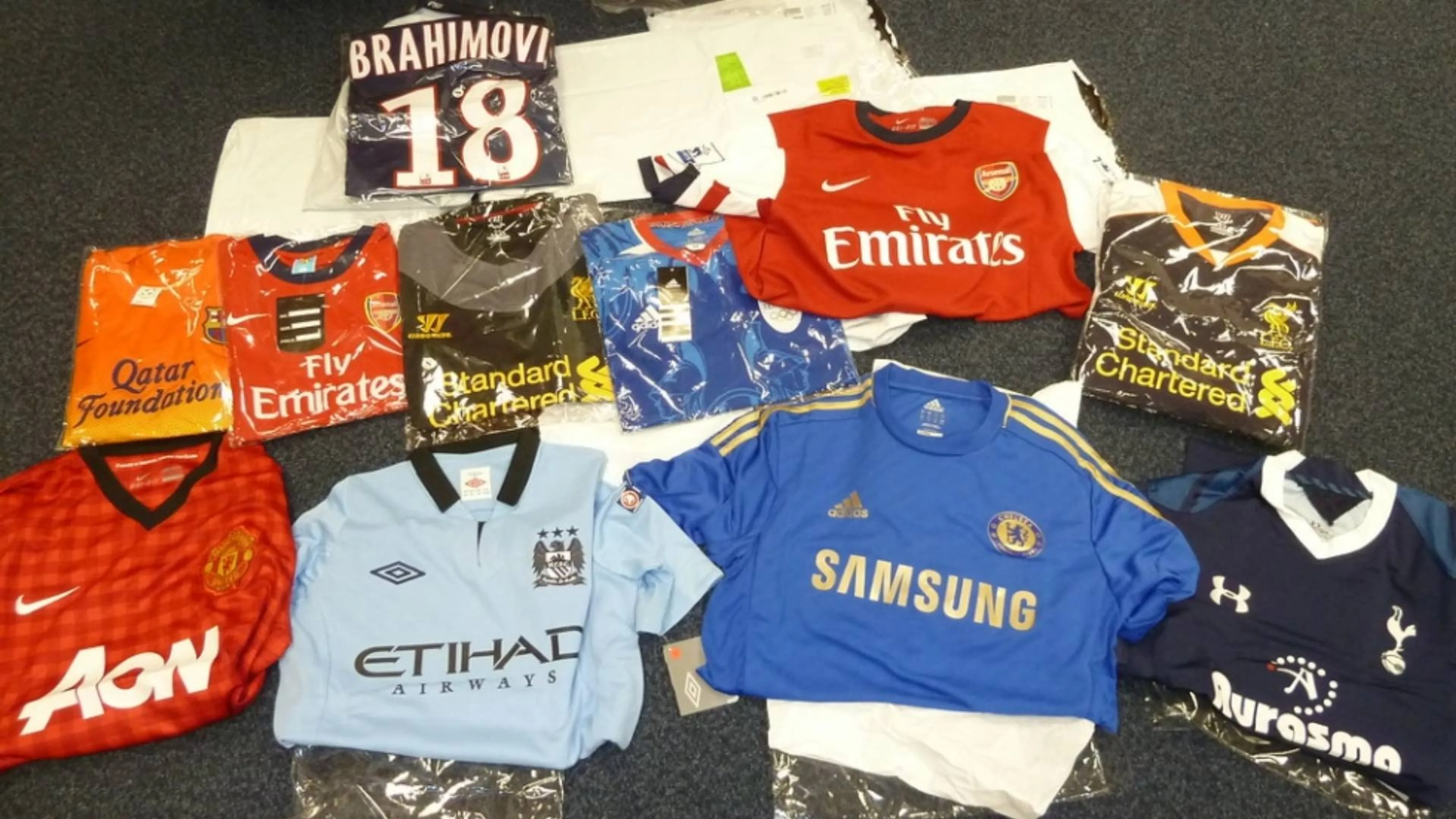 Copertina di Con le maglie false i tifosi non entreranno allo stadio. Storico provvedimento