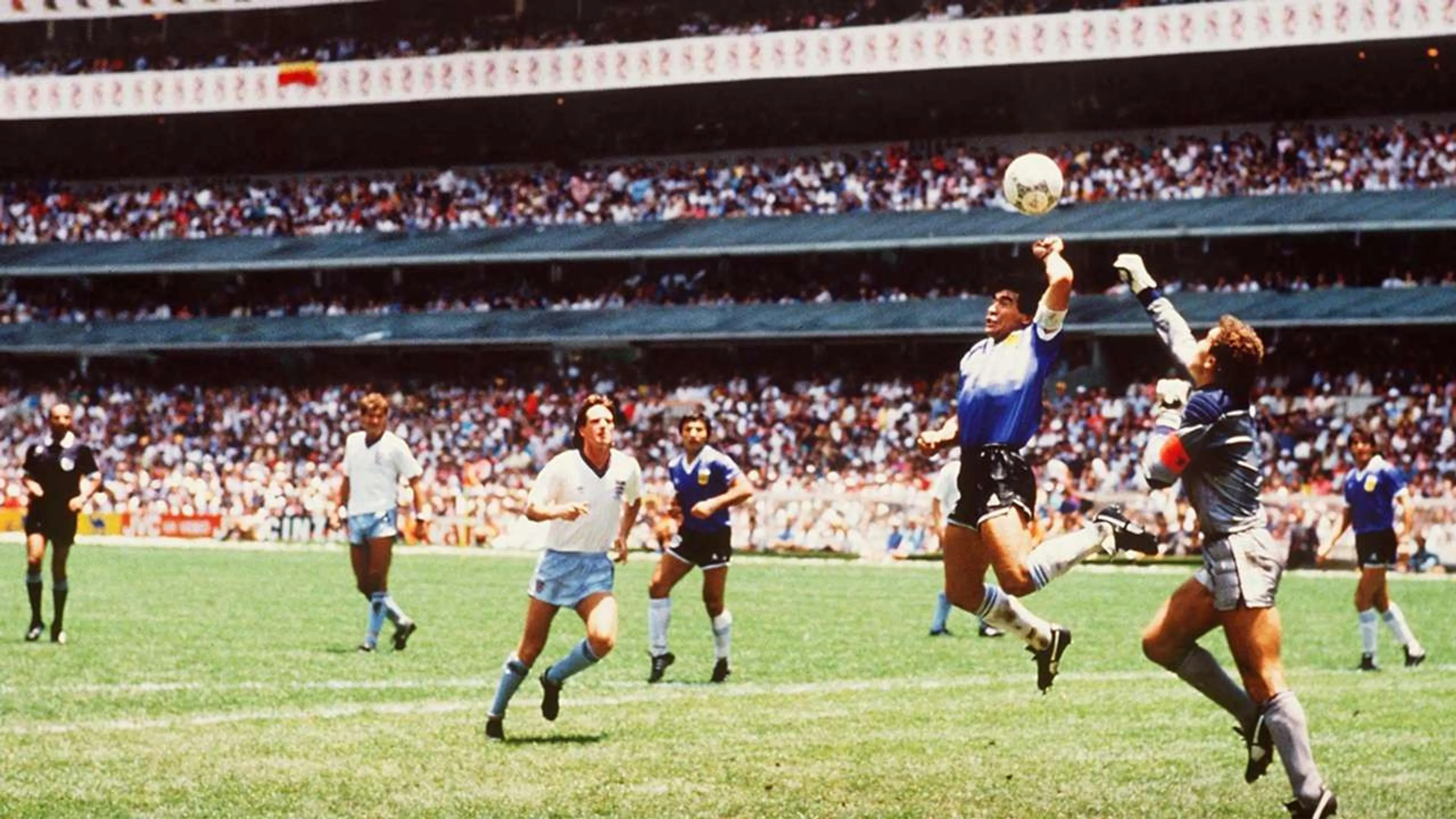 Copertina di All’asta il pallone della ‘Mano de Dios’: il prezzo stimato è esorbitante