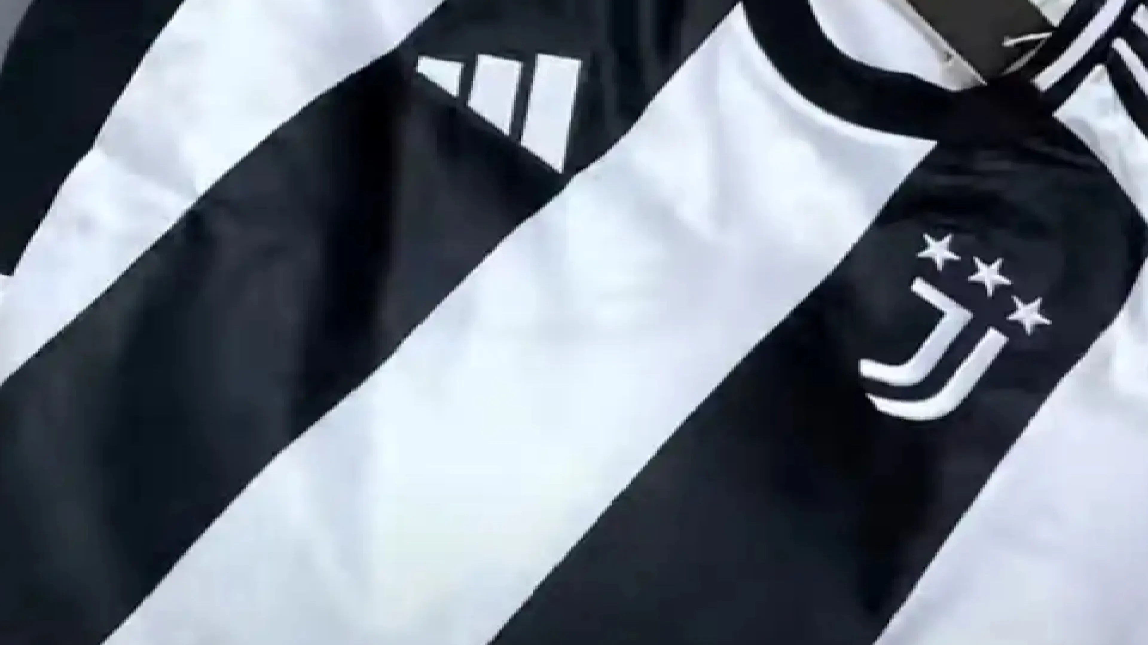 Copertina di Svelata la nuova maglia della Juventus: la divisa home del 2025 (FOTO)
