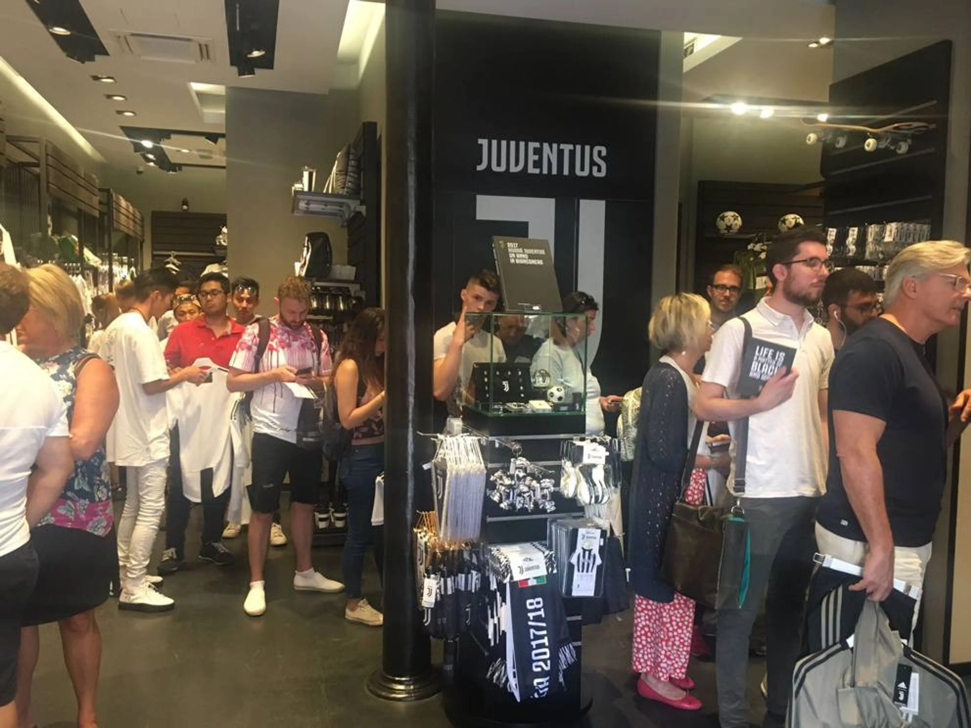 Copertina di Gli effetti di Ronaldo sulla gente: la vendita delle maglie di CR7 è mostruosa