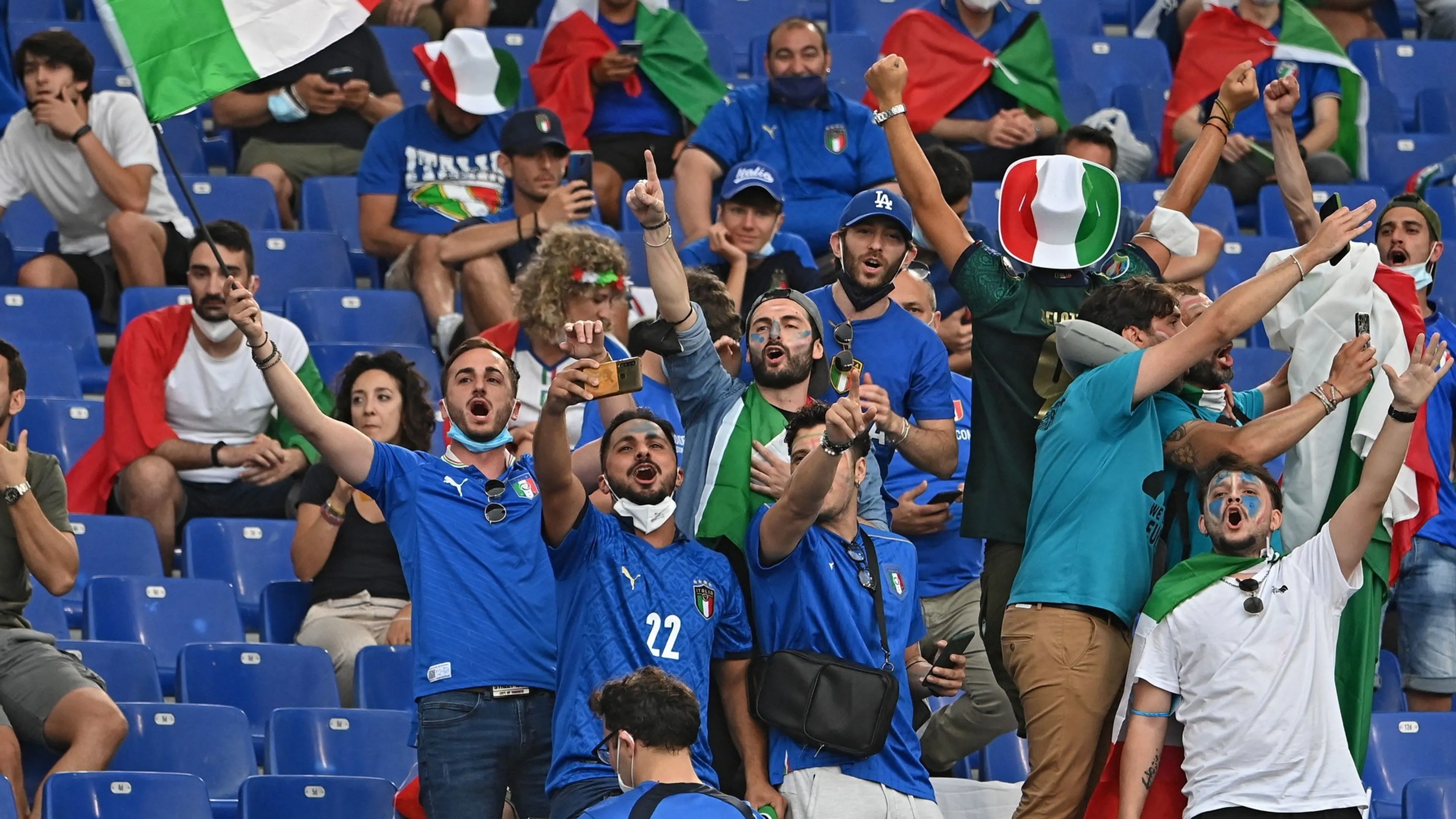 Copertina di Niente maglie false agli Europei: controlli casuali a multe negli stadi