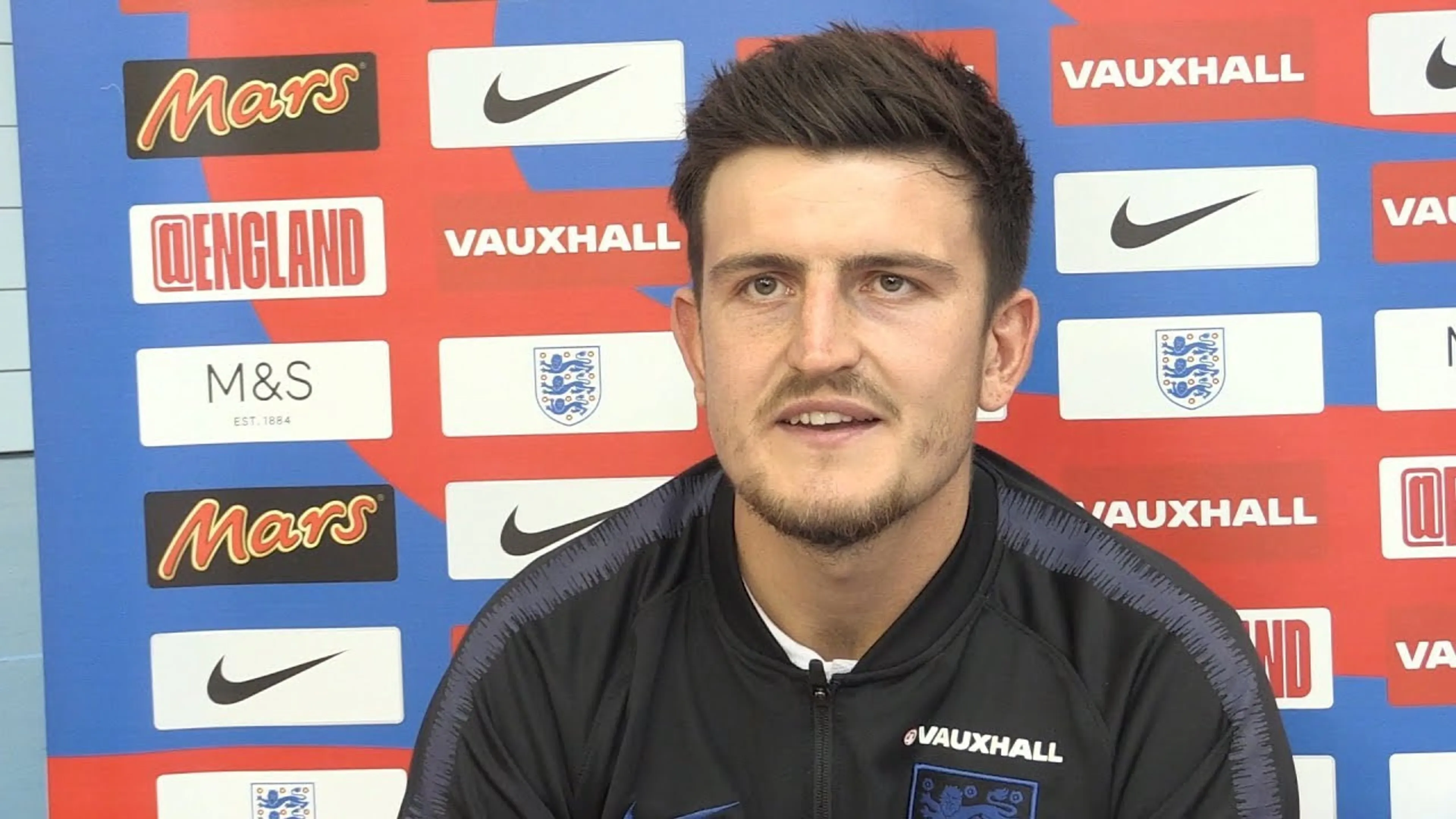 Copertina di Tutti contro Maguire, Owen: “È imbarazzante”. I tifosi: “Uno dei peggiori flop”