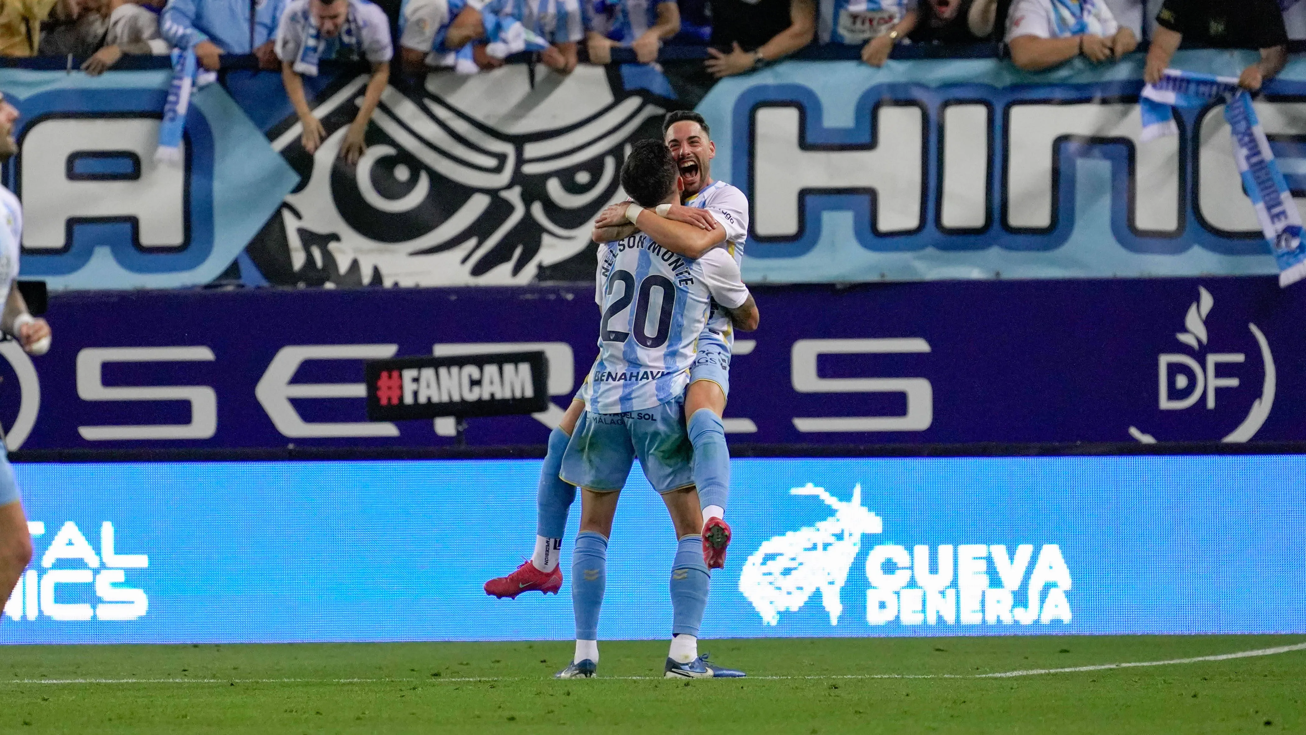 I giocatori del Malaga festeggiano un gol