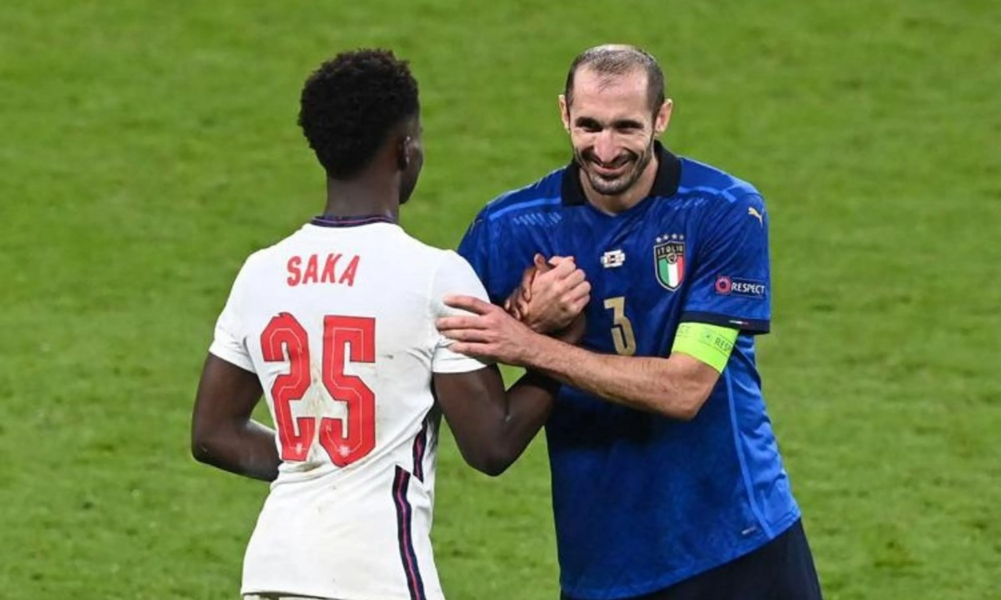 Copertina di La maledizione di Chiellini a Saka: “Kiricocho!”. E l’inglese sbaglia il rigore…