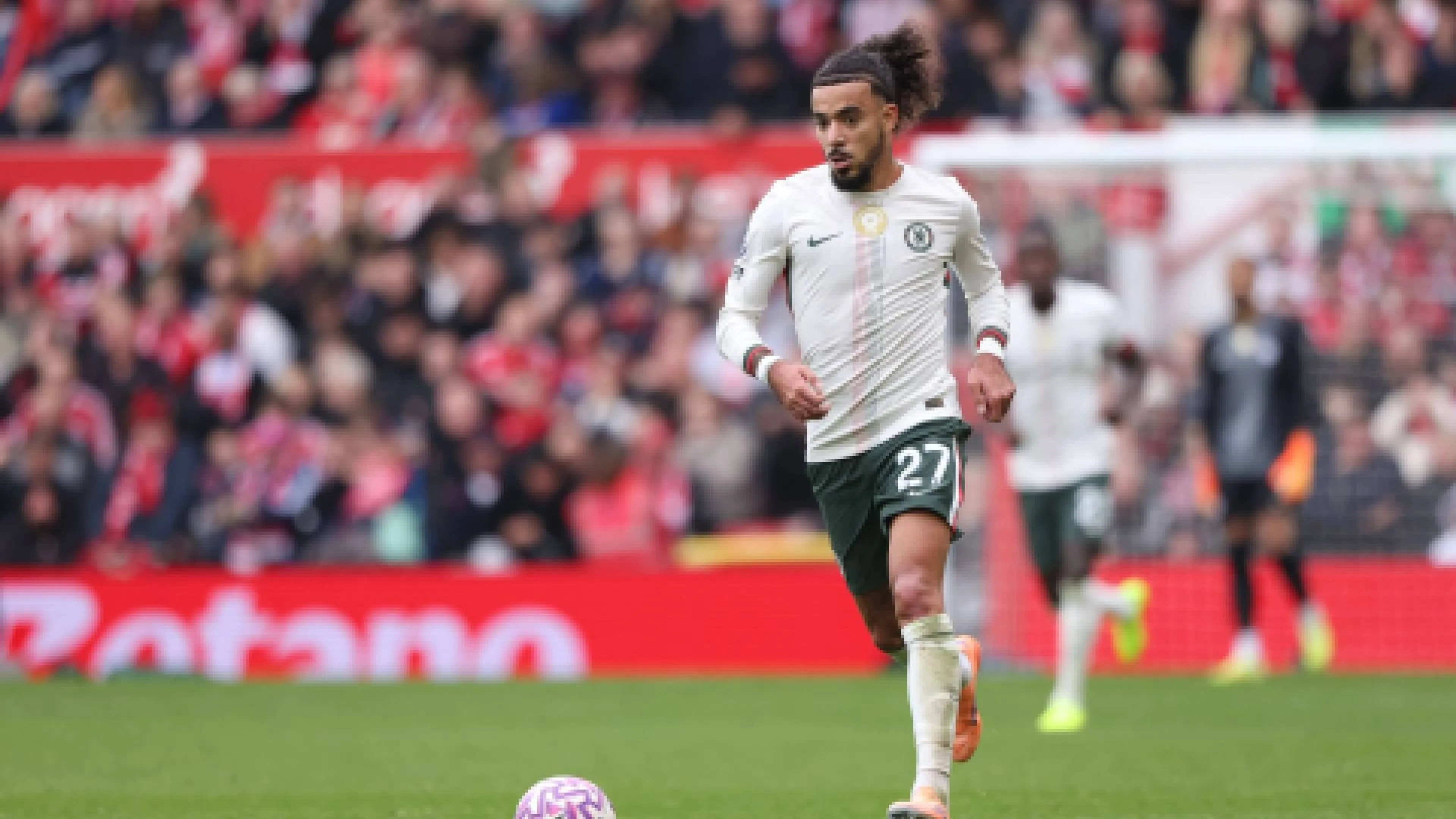 Malo Gusto con la maglia del Chelsea