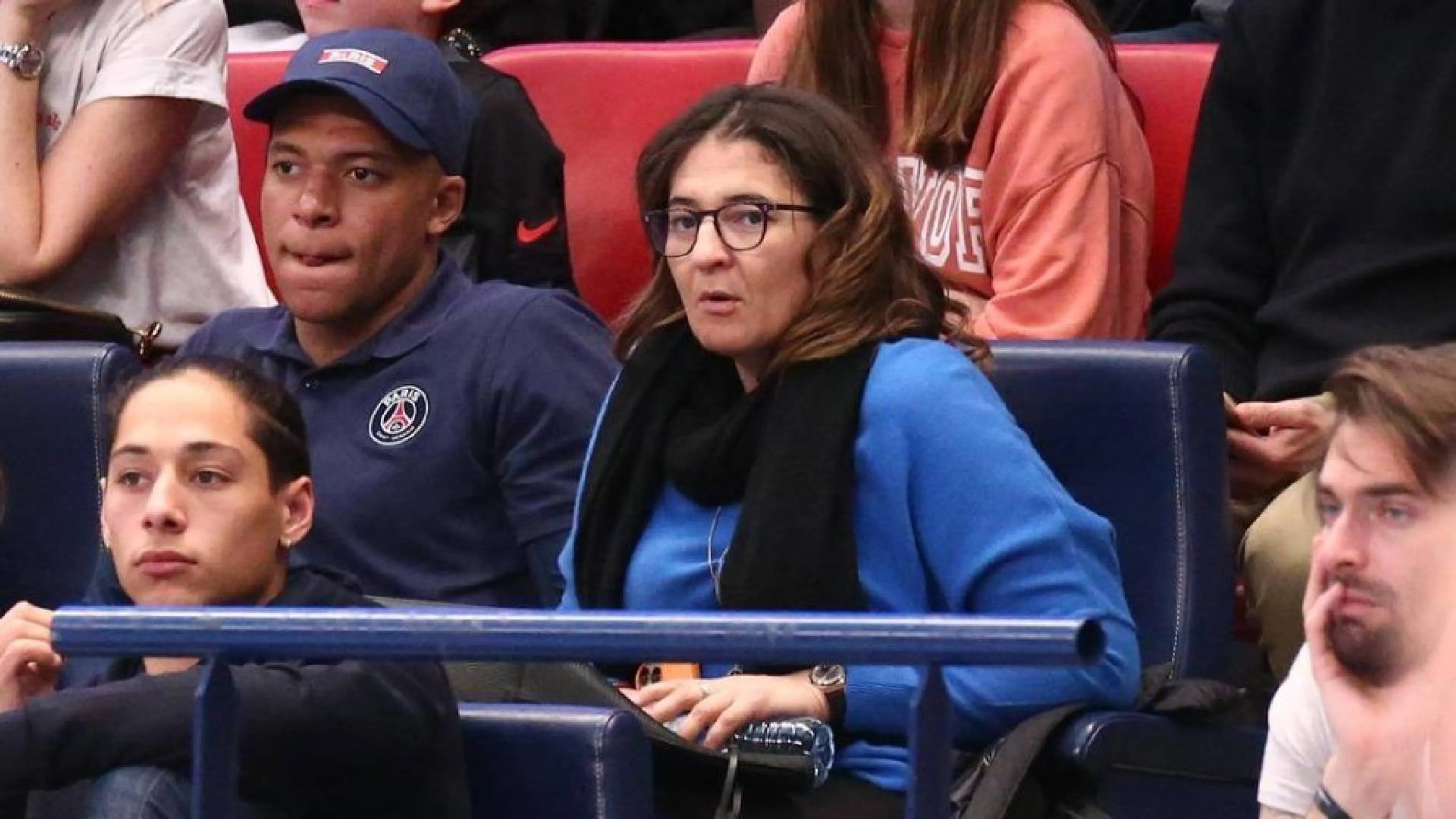 Copertina di La mamma di Mbappé sgancia un clamoroso missile contro Al-Khelaifi