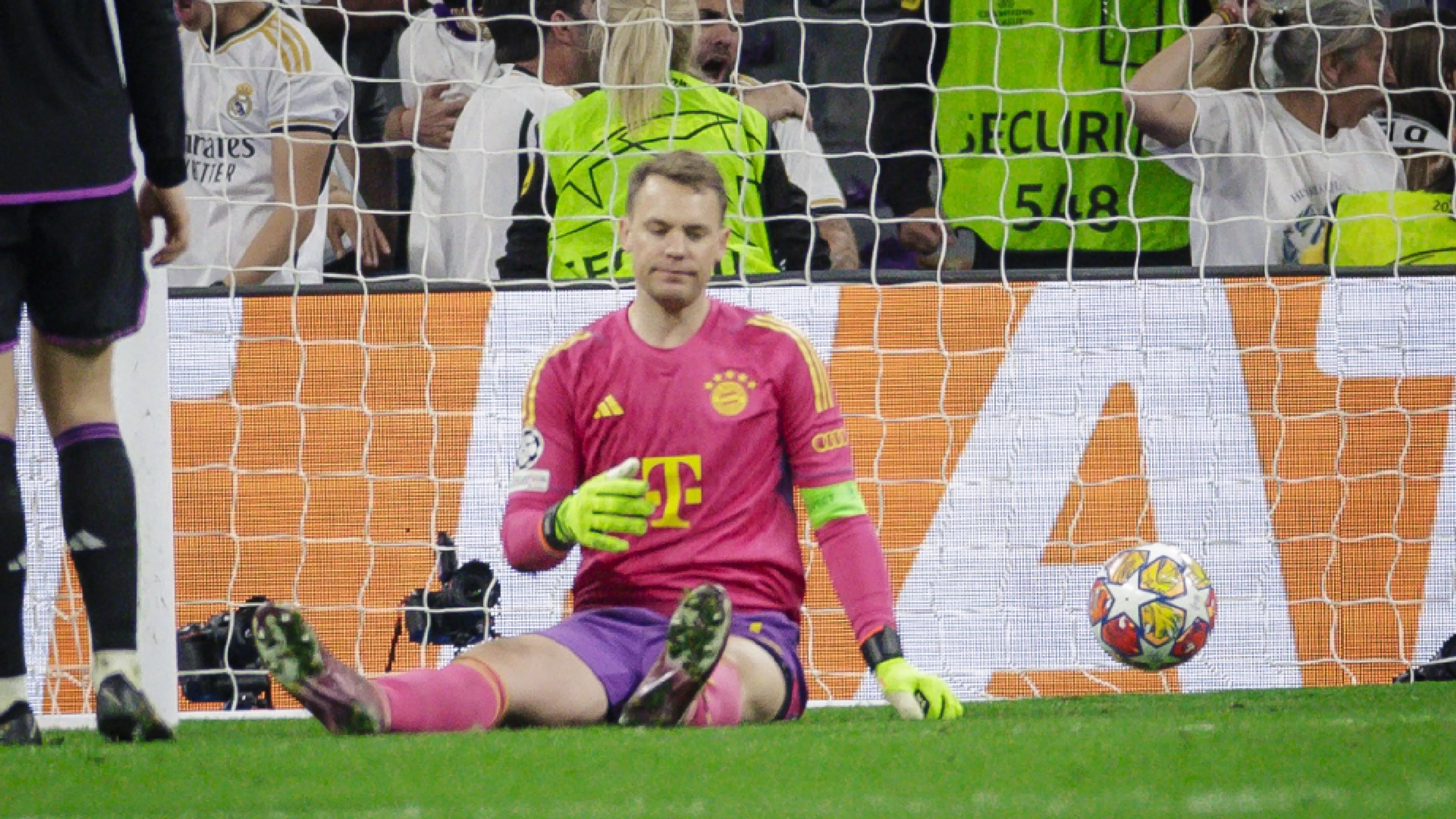 Copertina di Real-Bayern, l'intervento del bordocampista prima della papera di Neuer diventa virale (VIDEO)