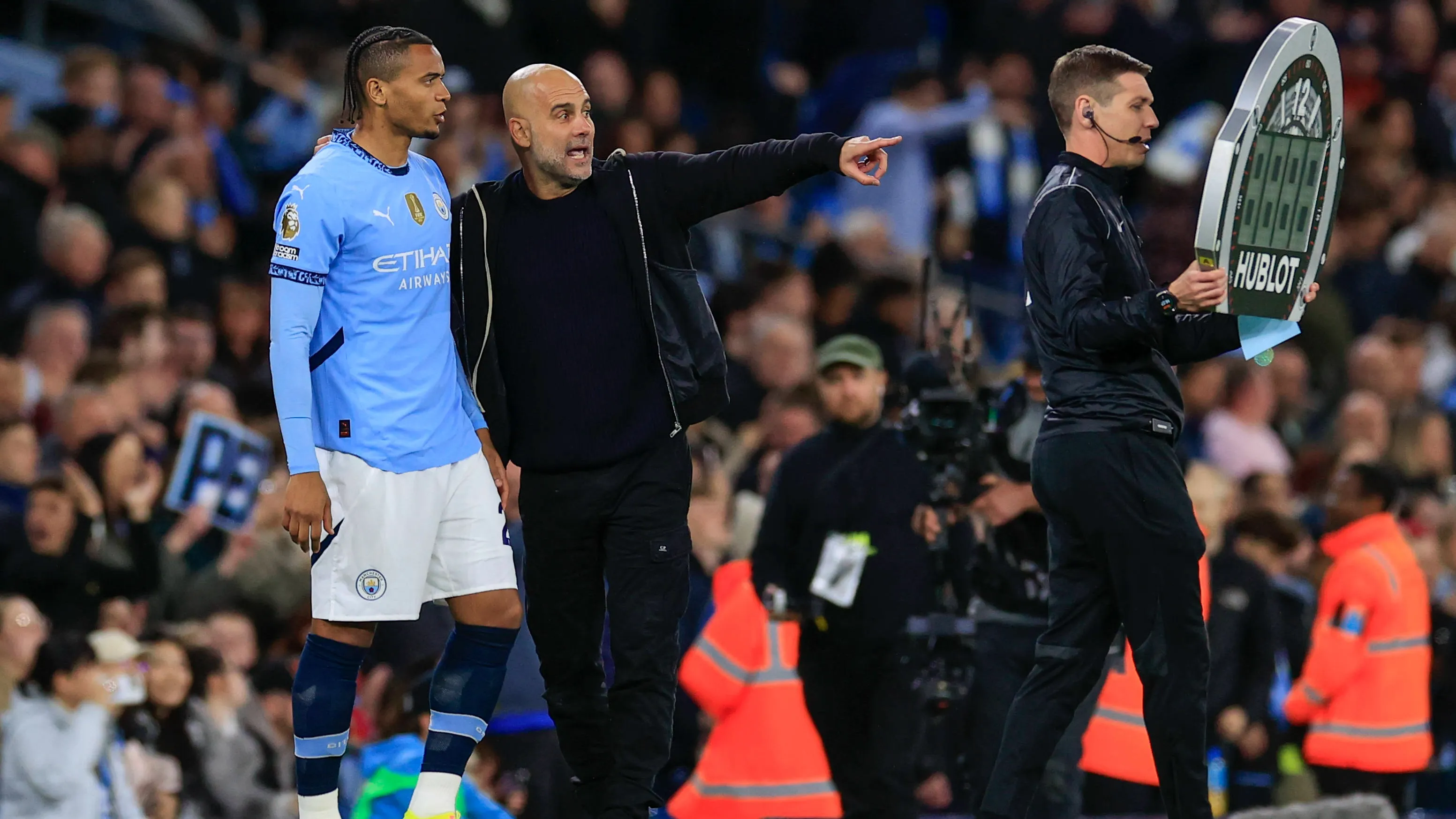 Akanji con Pep Guardiola