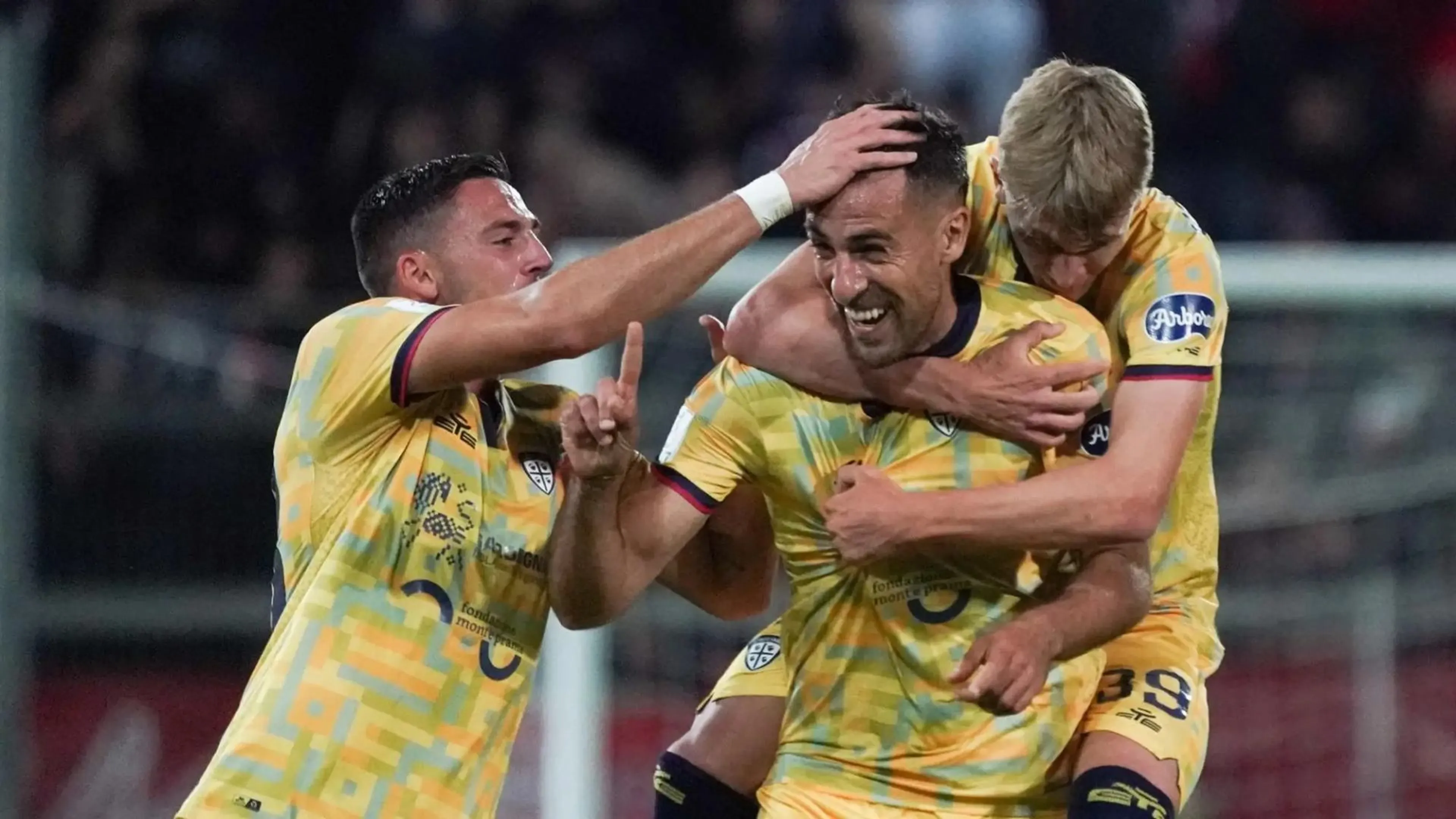 Il goal da antologia di Mancosu fa esplodere il Cagliari (VIDEO)