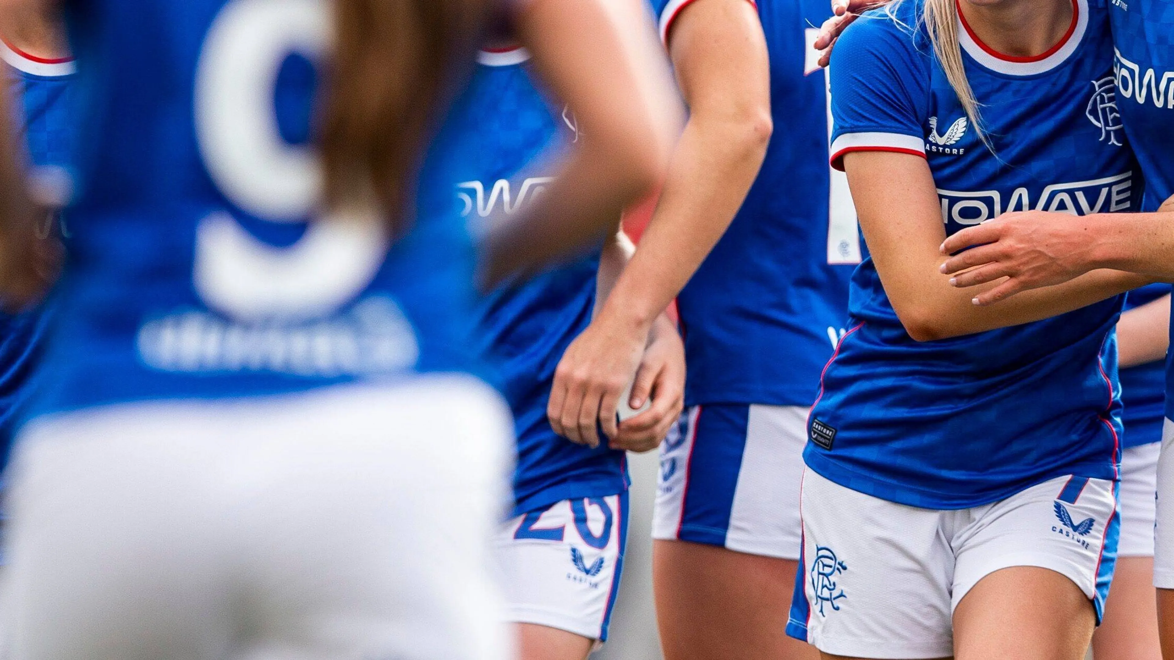 Vergognoso bodyshaming nei confronti di una giovanissima calciatrice: il club rimuove il post di annuncio per i troppi insulti