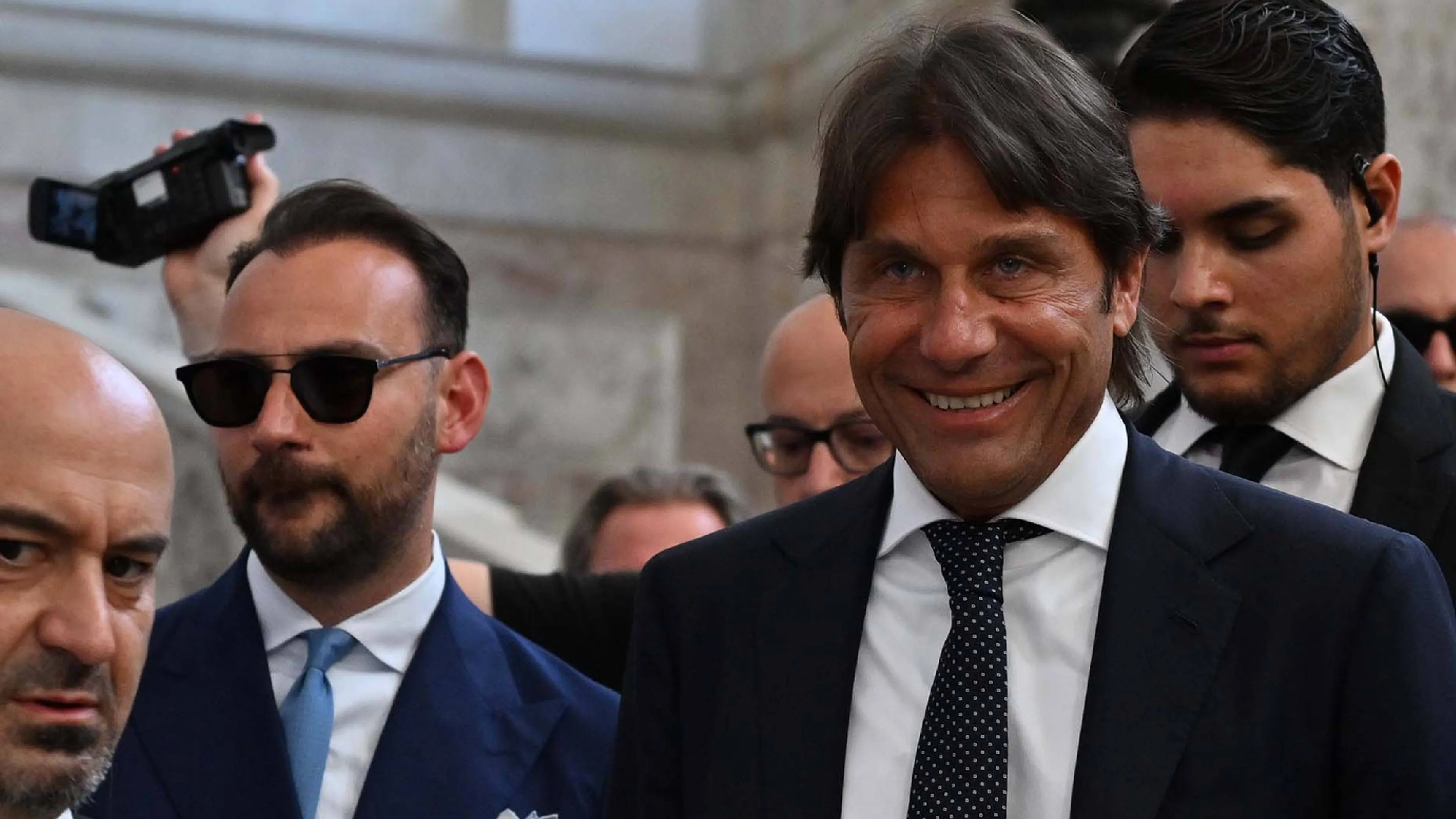Copertina di Napoli, per la difesa c'è anche de Vrij. Partenopei alla finestra per l'olandese dell'Inter