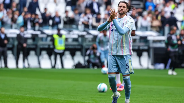 /images/m/a/n/manuel-locatelli-of-juventus-fc-greets-the-fans-during-serie-a-2025-26-football-match-between-juventus-fc-and-atalanta-bc-at-allianz-stadium-turin-italy-on-27-september-2025-turin-allianz-stadium-turin-italy-copyright-xephotopressx-sp24-1249-074jpg_1759066229045.jpg