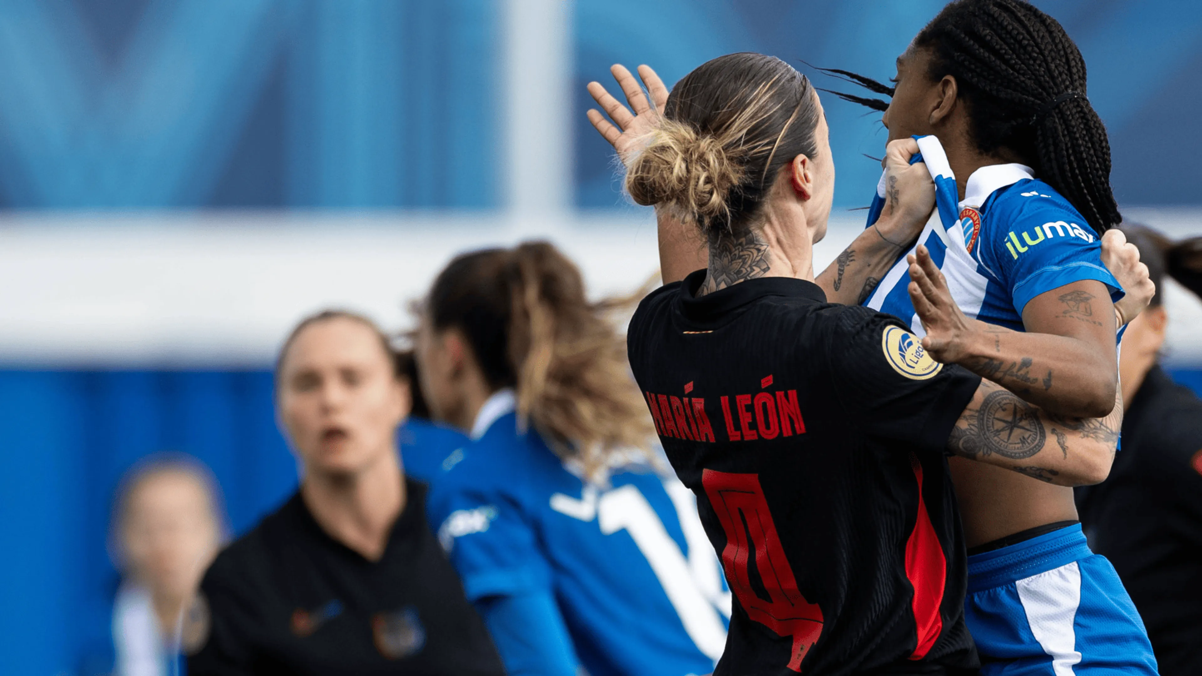 Assurdo in Barcellona-Espanyol Femminile: Mapi Leon tocca parti intime all'avversaria e le chiede se ha il pene (VIDEO)