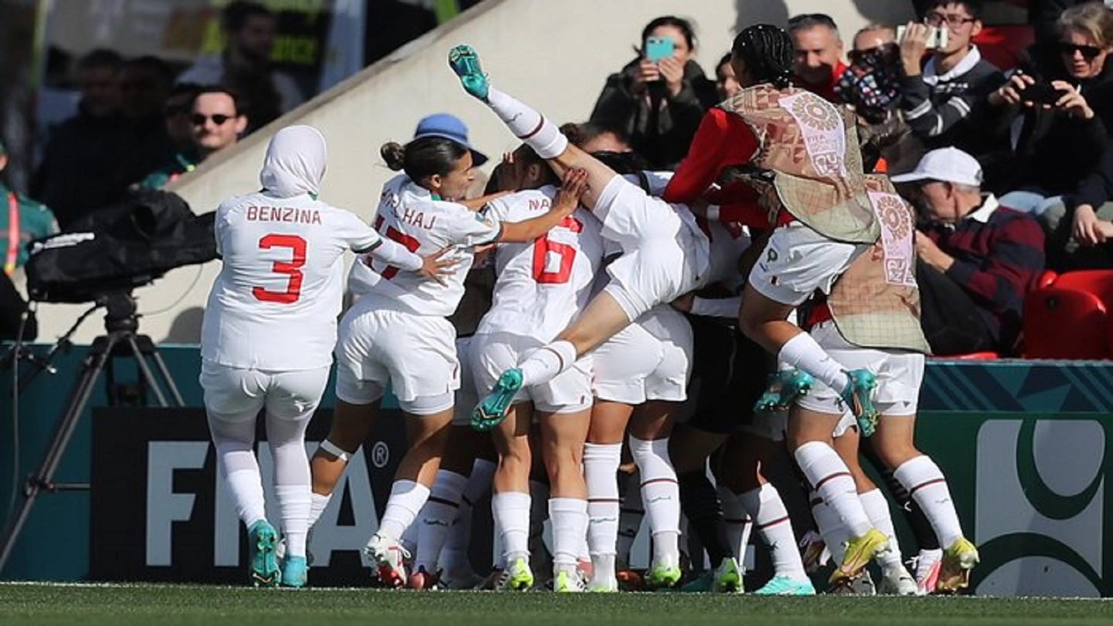 Mondiali femminili, evento storico. La calciatrice Benzina in campo con l'hijab (FOTO)