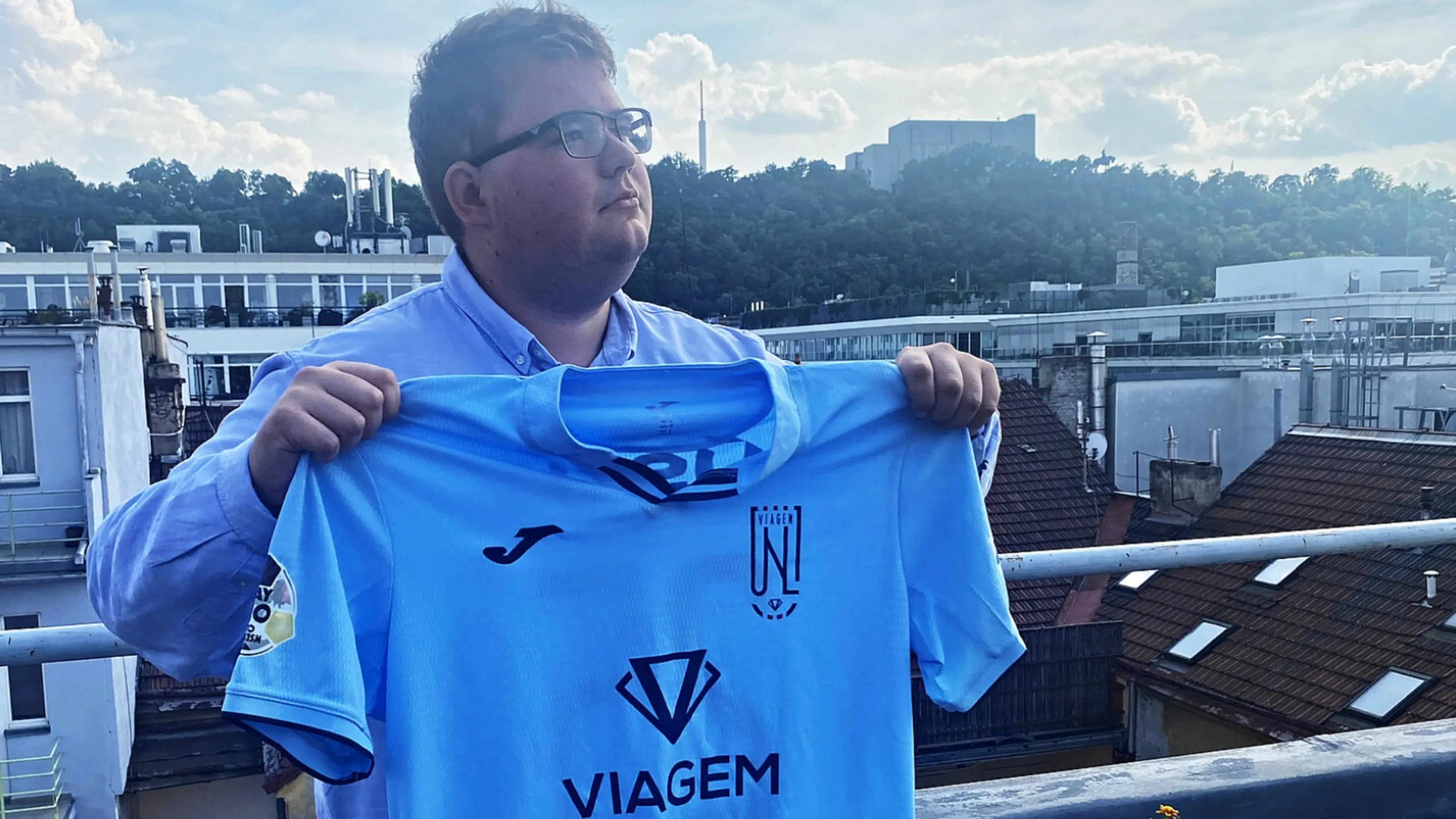 Diventa professionista senza aver mai giocato a calcio. La clamorosa decisione del club