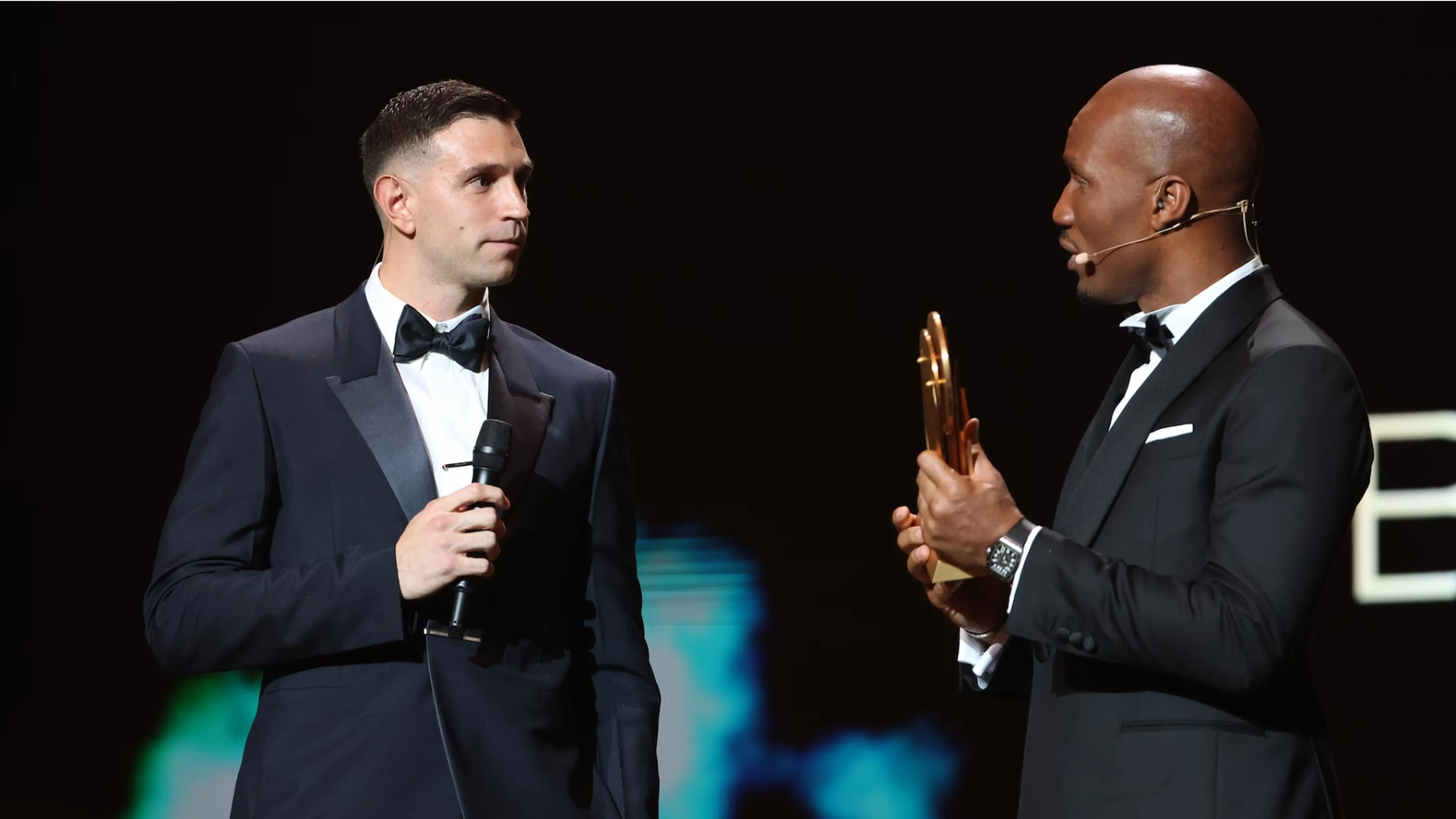 Il Dibu Martinez fischiato al Pallone d'Oro: interviene Drogba in sua difesa